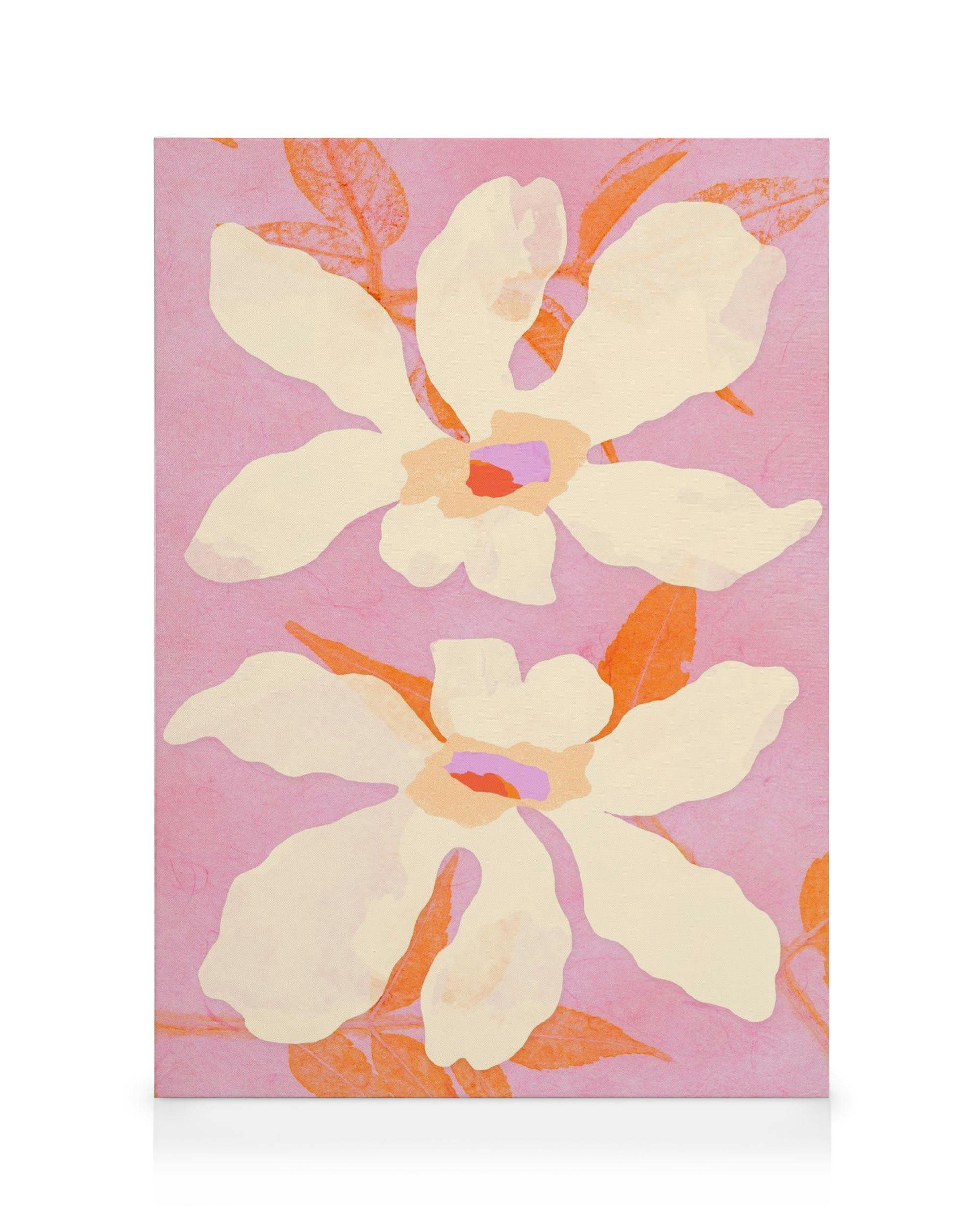 Leinwandbild mit zwei hellbeigen Blüten, orangefarbenen Blättern auf rosa Hintergrund, schwebende Blumen Kunst