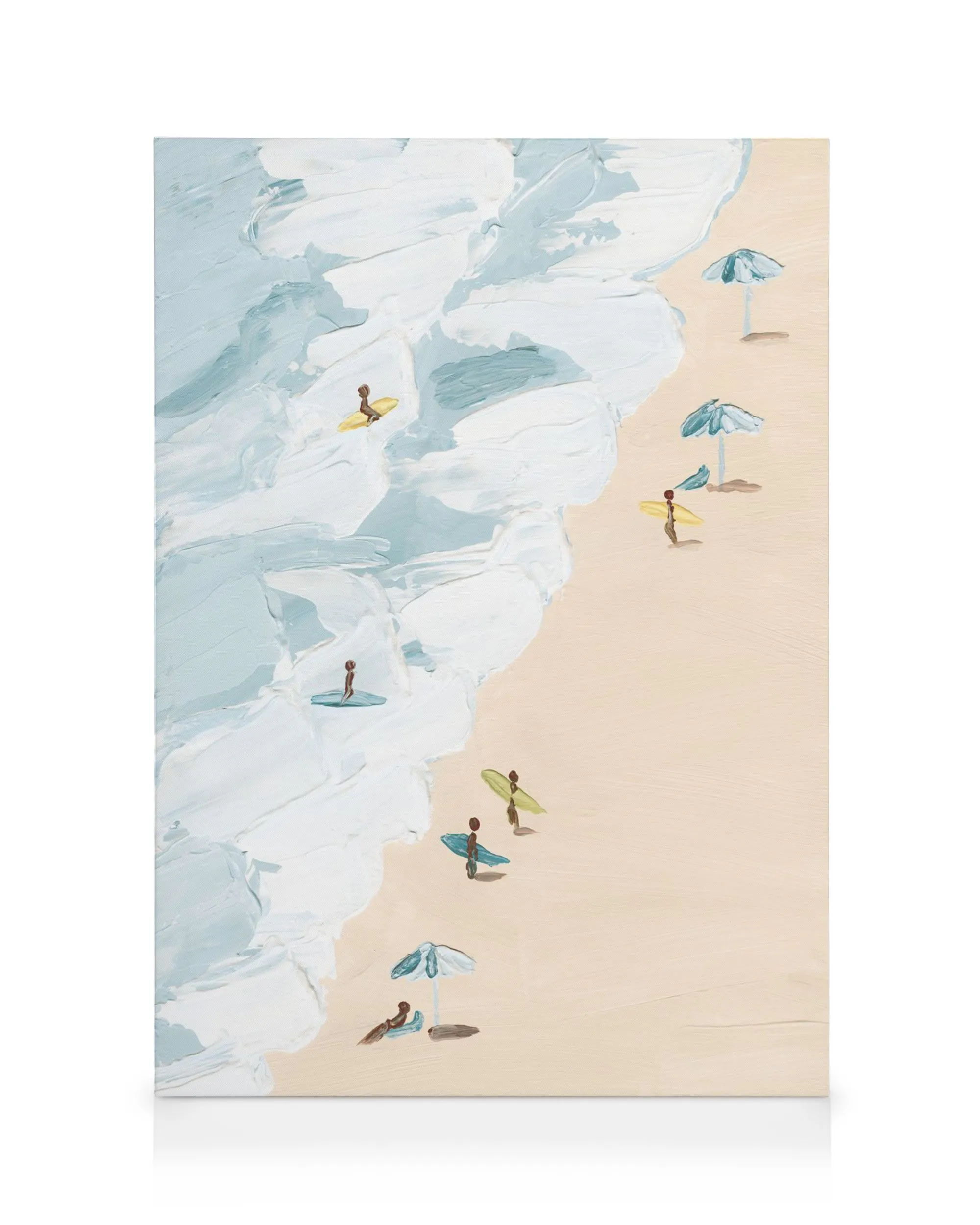 Pintura de praia estilo pincelada, surfistas na areia e na água, com guarda-sóis azuis e ondas brancas.