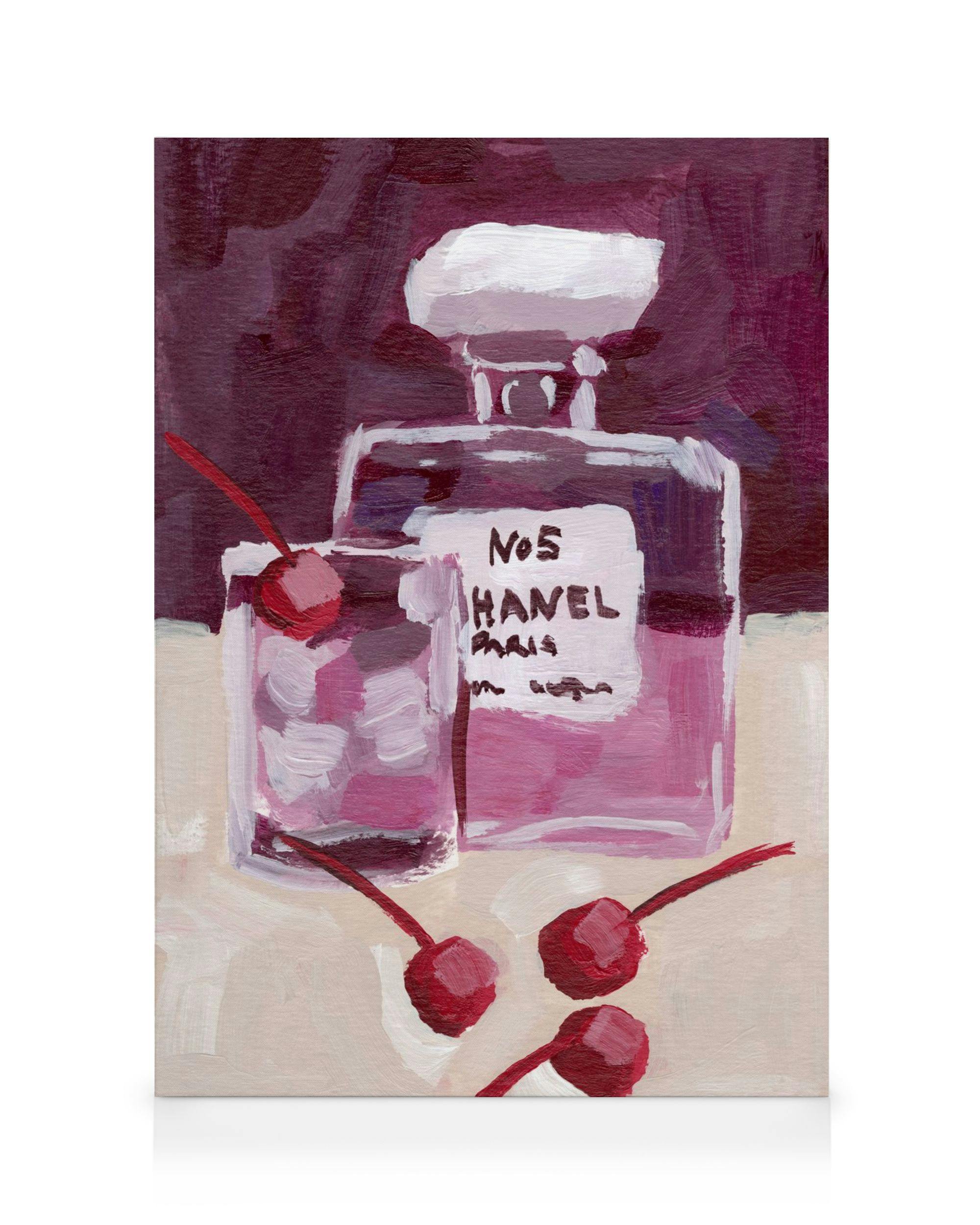 Pintura acrílica de botella de perfume rosa con etiqueta Nº 5 CHANEL PARIS, vaso con bebida y cerezas, fondo morado.