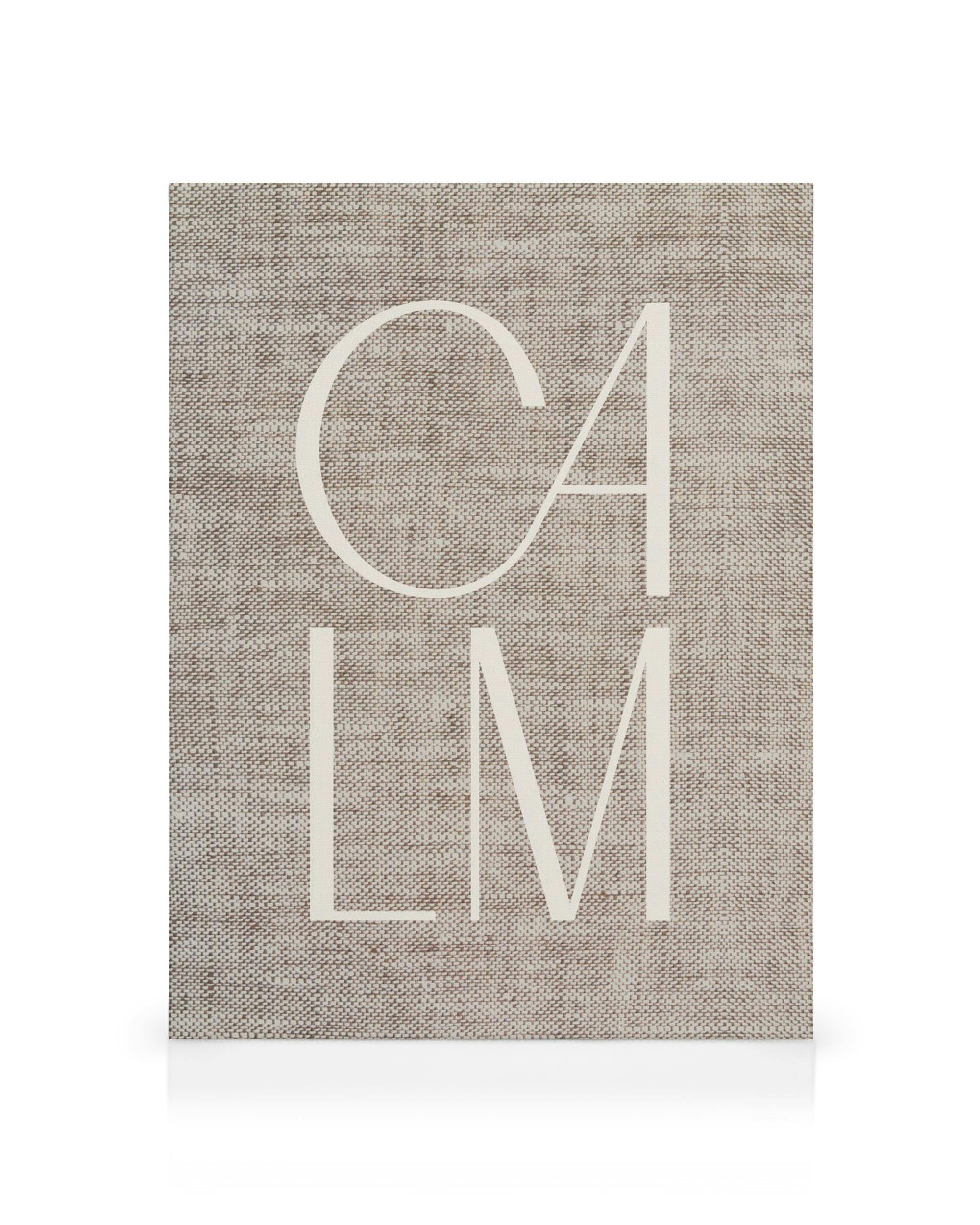 Canvastavla med beige linnestruktur och det vita ordet CALM i versaler, för lugn heminredning.