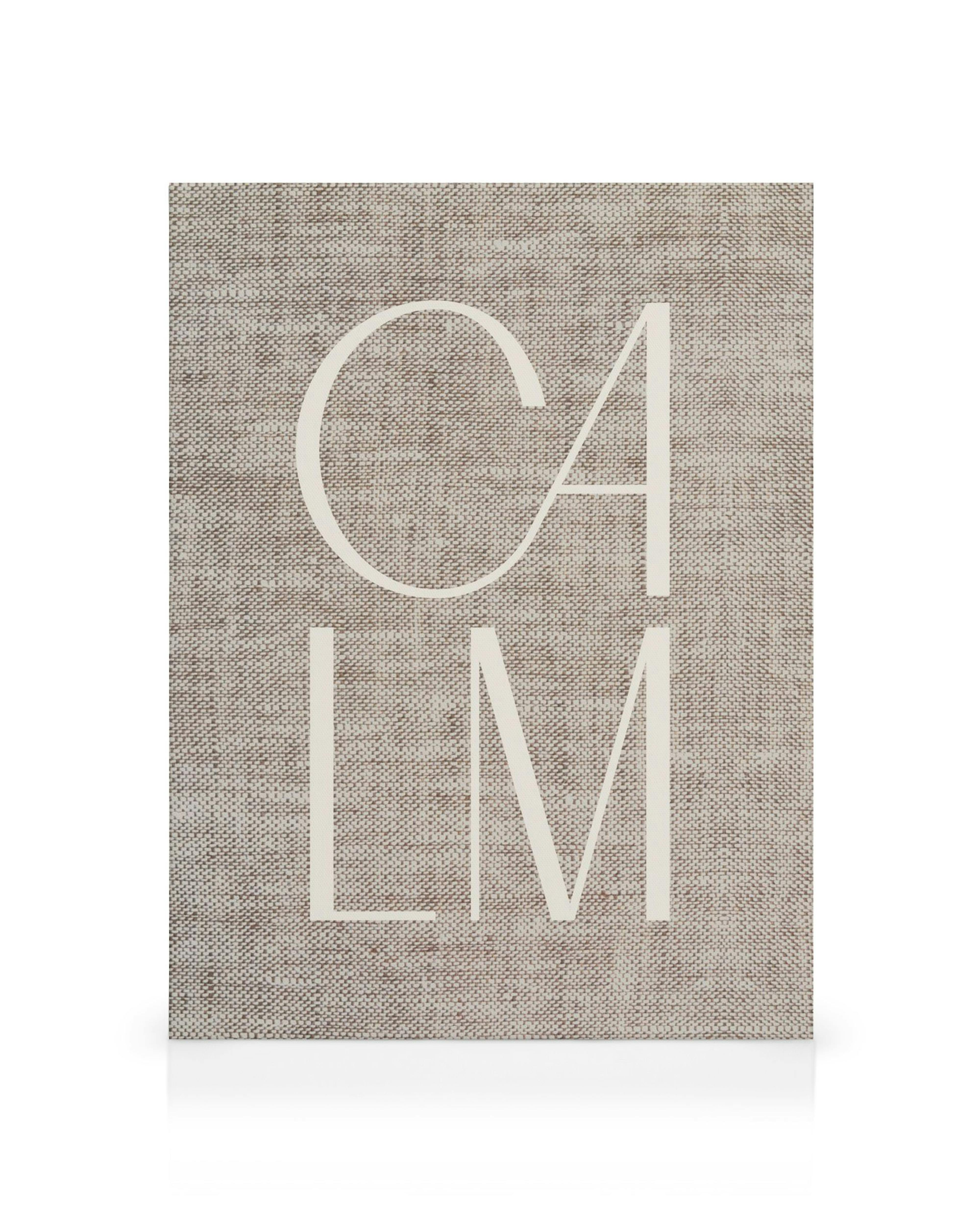 Canvastavla med beige linnestruktur och det vita ordet CALM i versaler, för lugn heminredning.