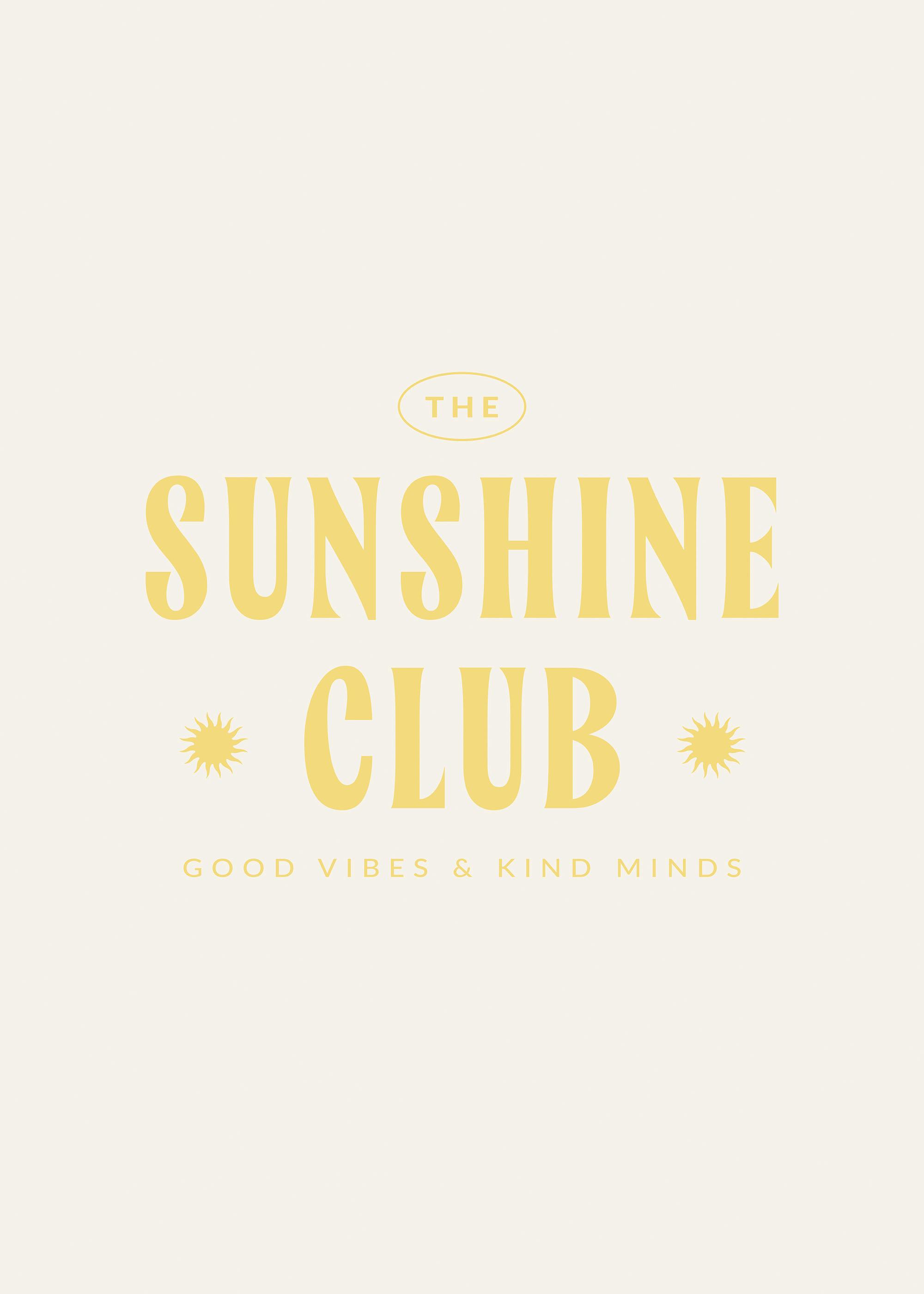 Beige poster met THE SUNSHINE CLUB in grote gele letters en zon-illustraties, positieve vibe.