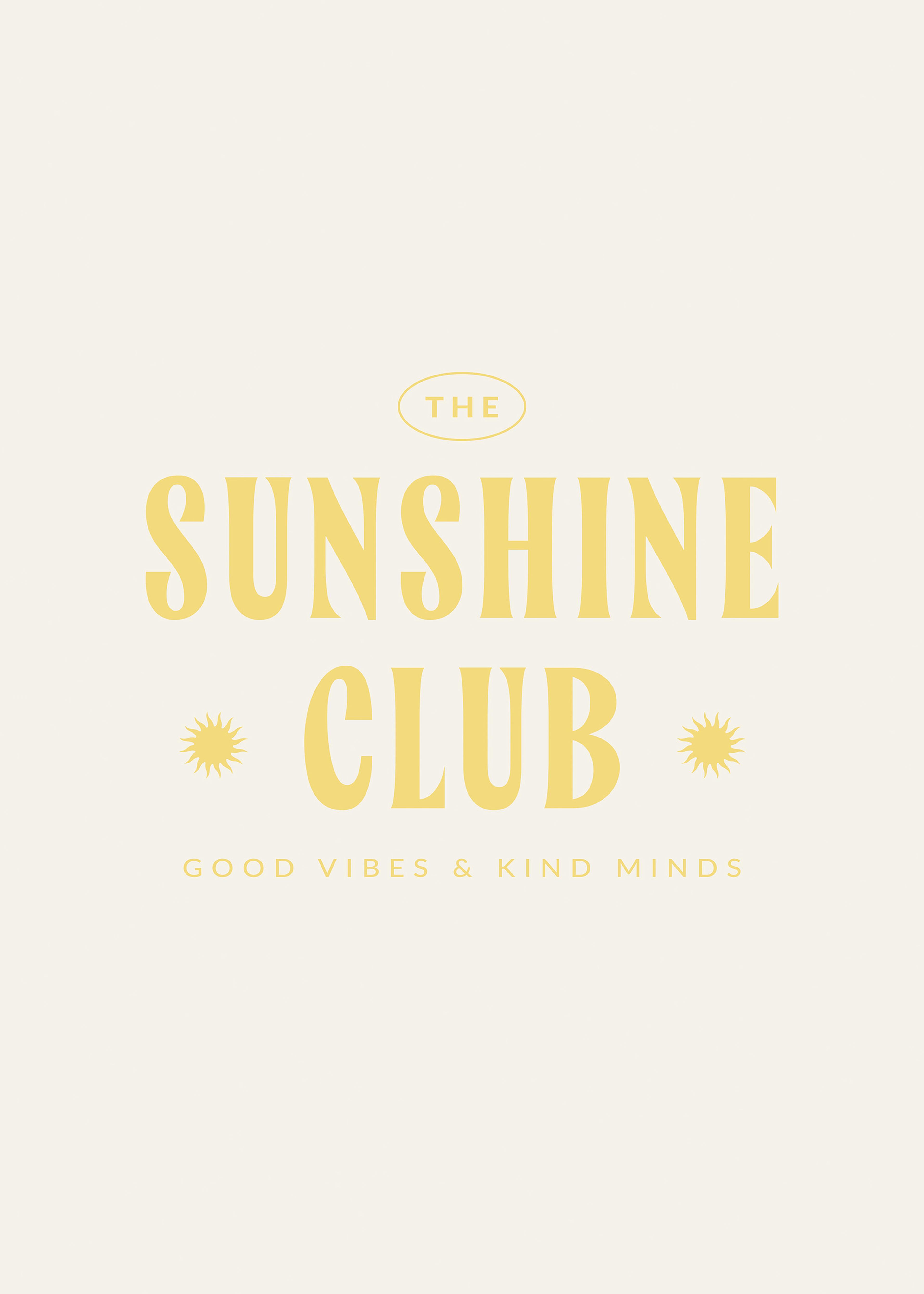 Plagát The Sunshine Club, žlté písmo a ilustrácie slnka na béžovom pozadí.
