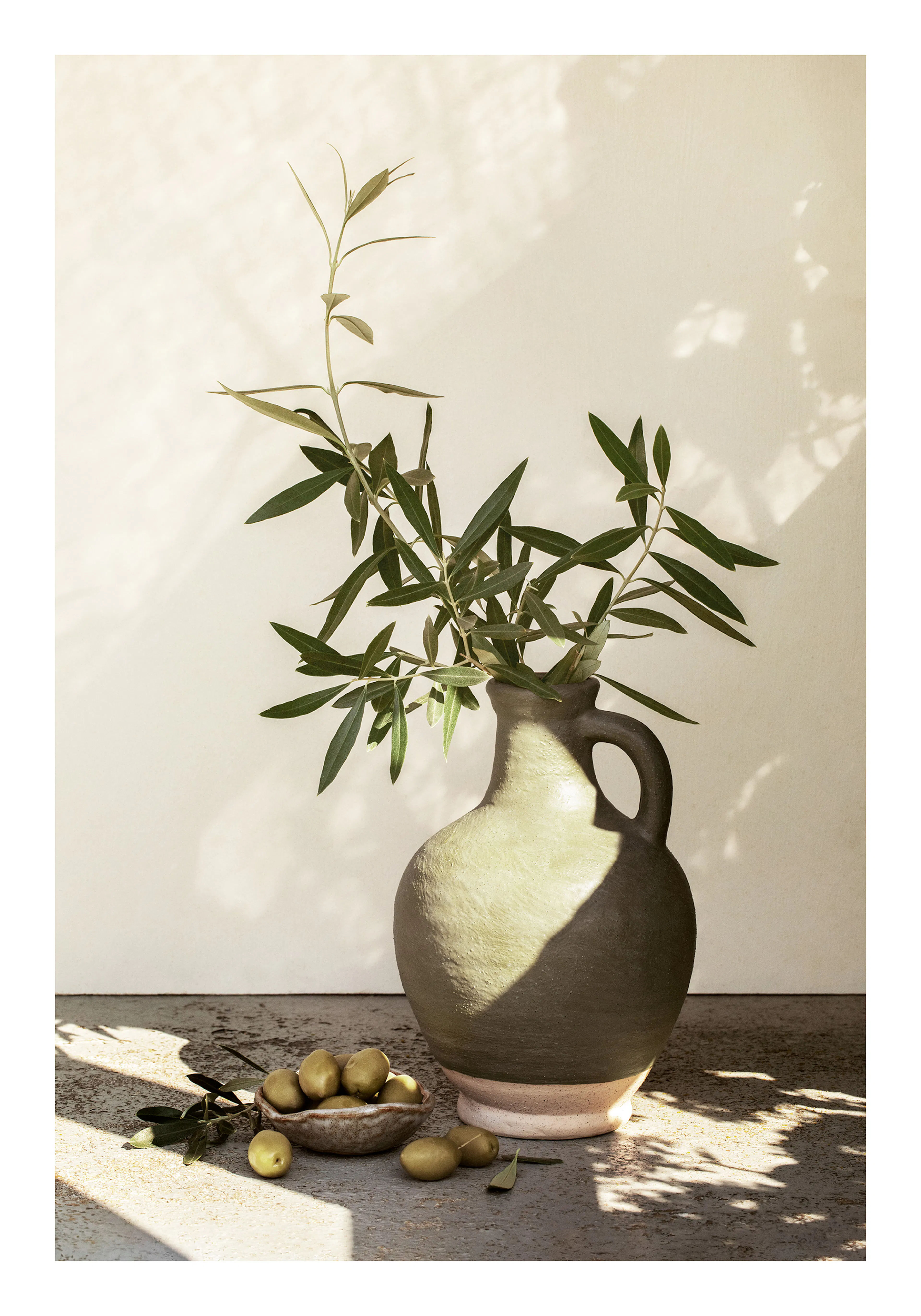 素朴な花瓶に生けられたオリーブの枝と、地面に散らばるオリーブの実を描いた地中海風ポスター