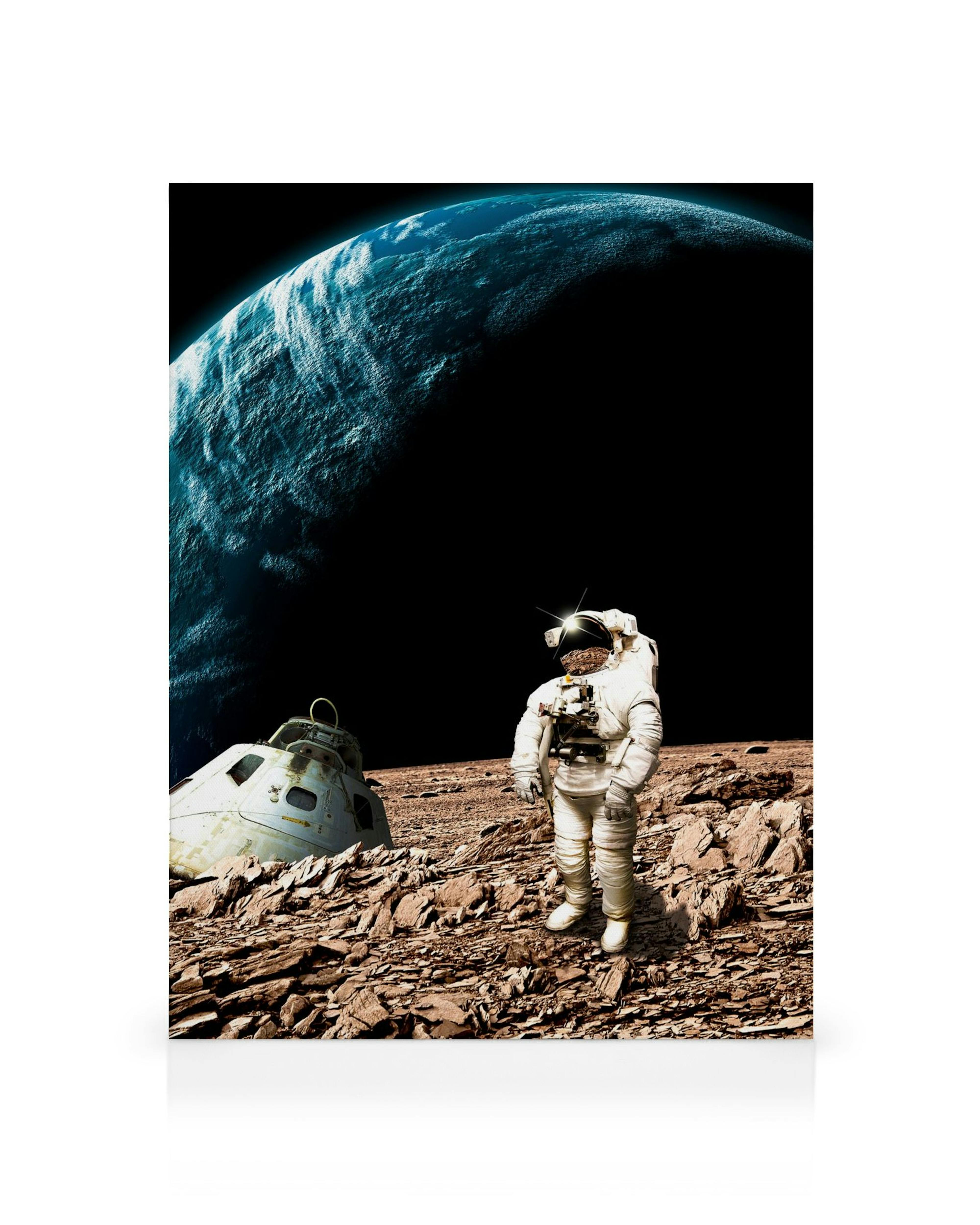Astronaut auf Mondlandschaft mit Raumkapsel, vor blauem Planeten und schwarzem Weltraumhintergrund.