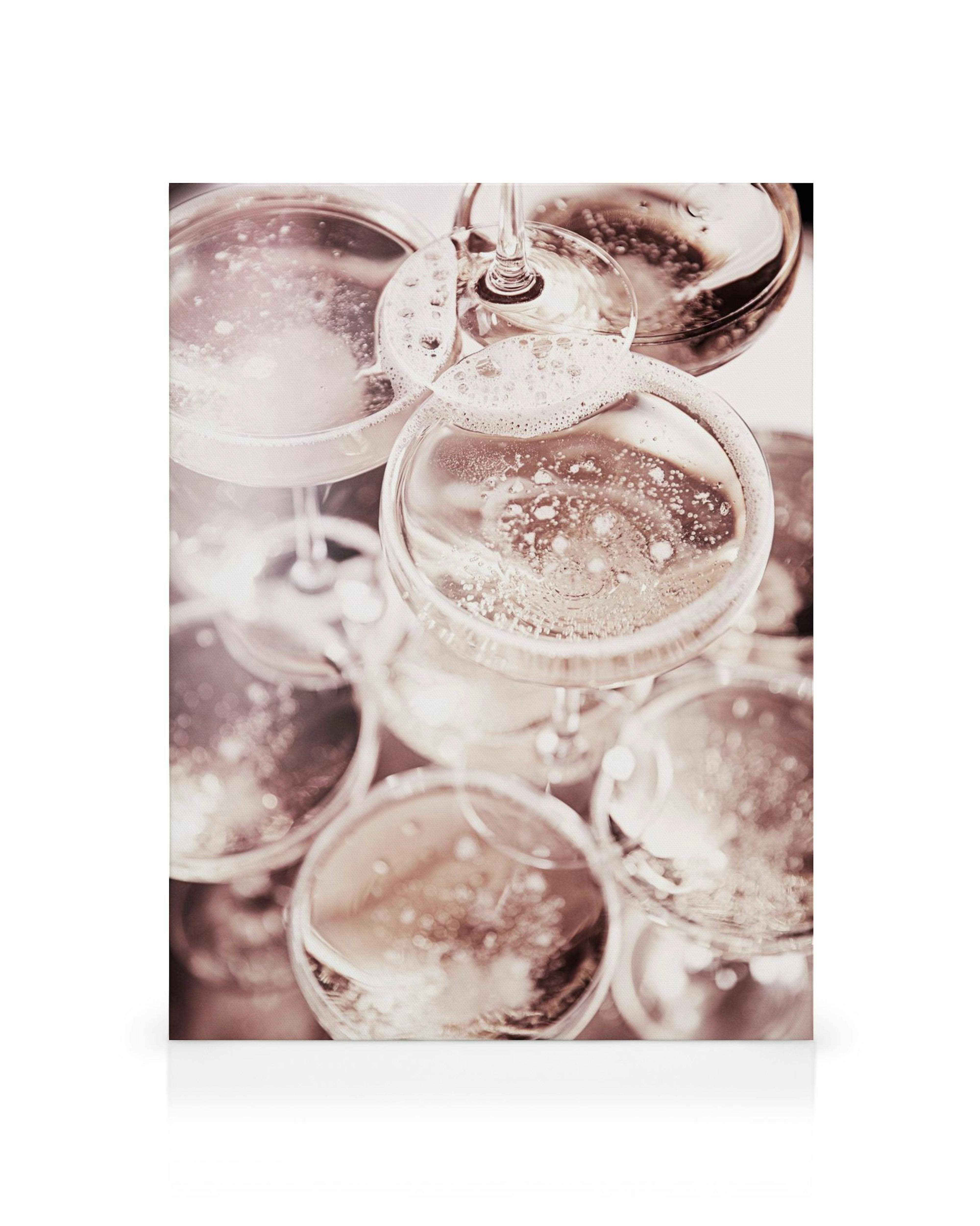 Copas de champán de color rosa pálido y blanco con burbujas, un diseño elegante y festivo para la pared.