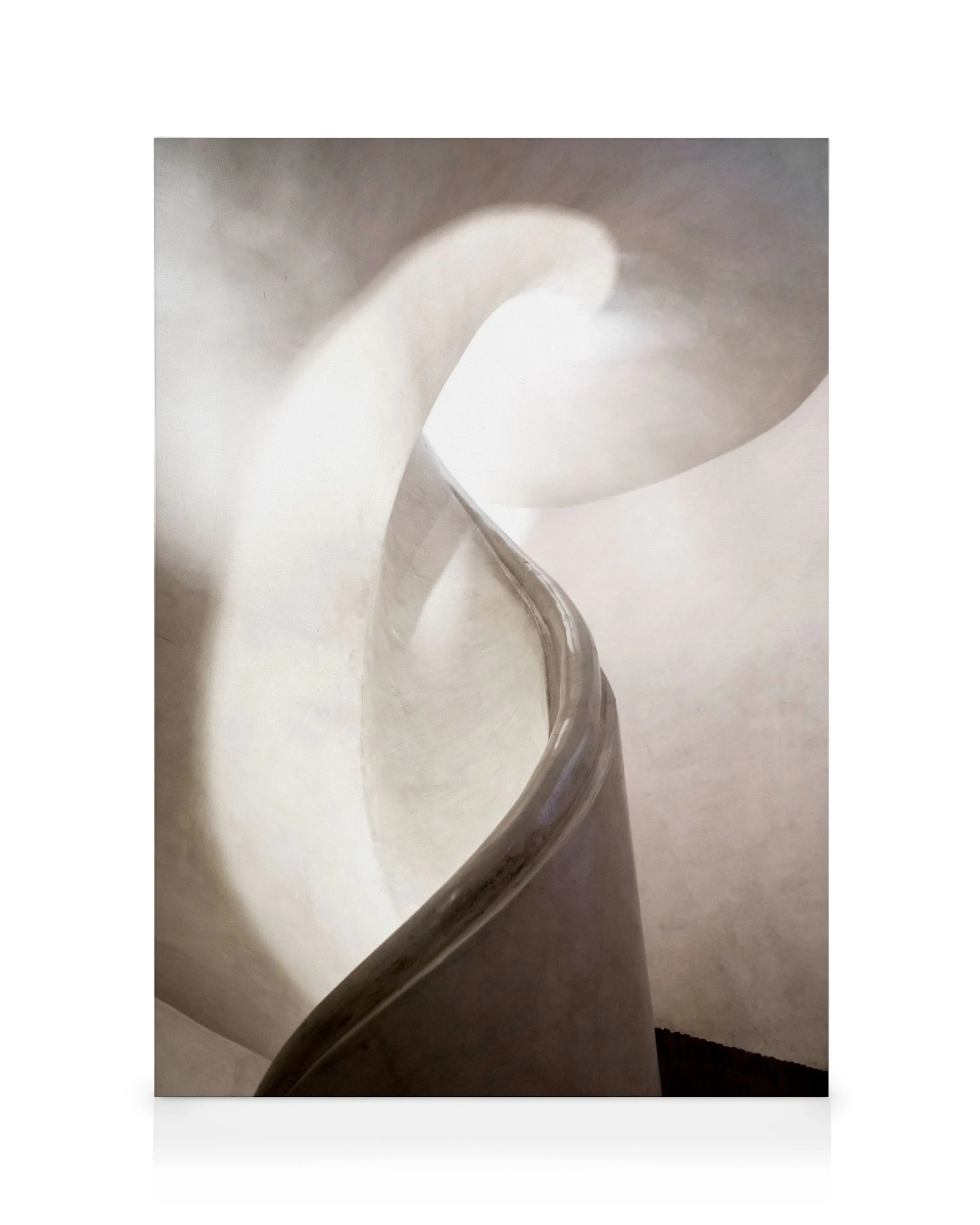 Gewundene Treppe in hellen Tönen, Licht und Schatten betonen die eleganten Kurven und skulpturalen Formen.