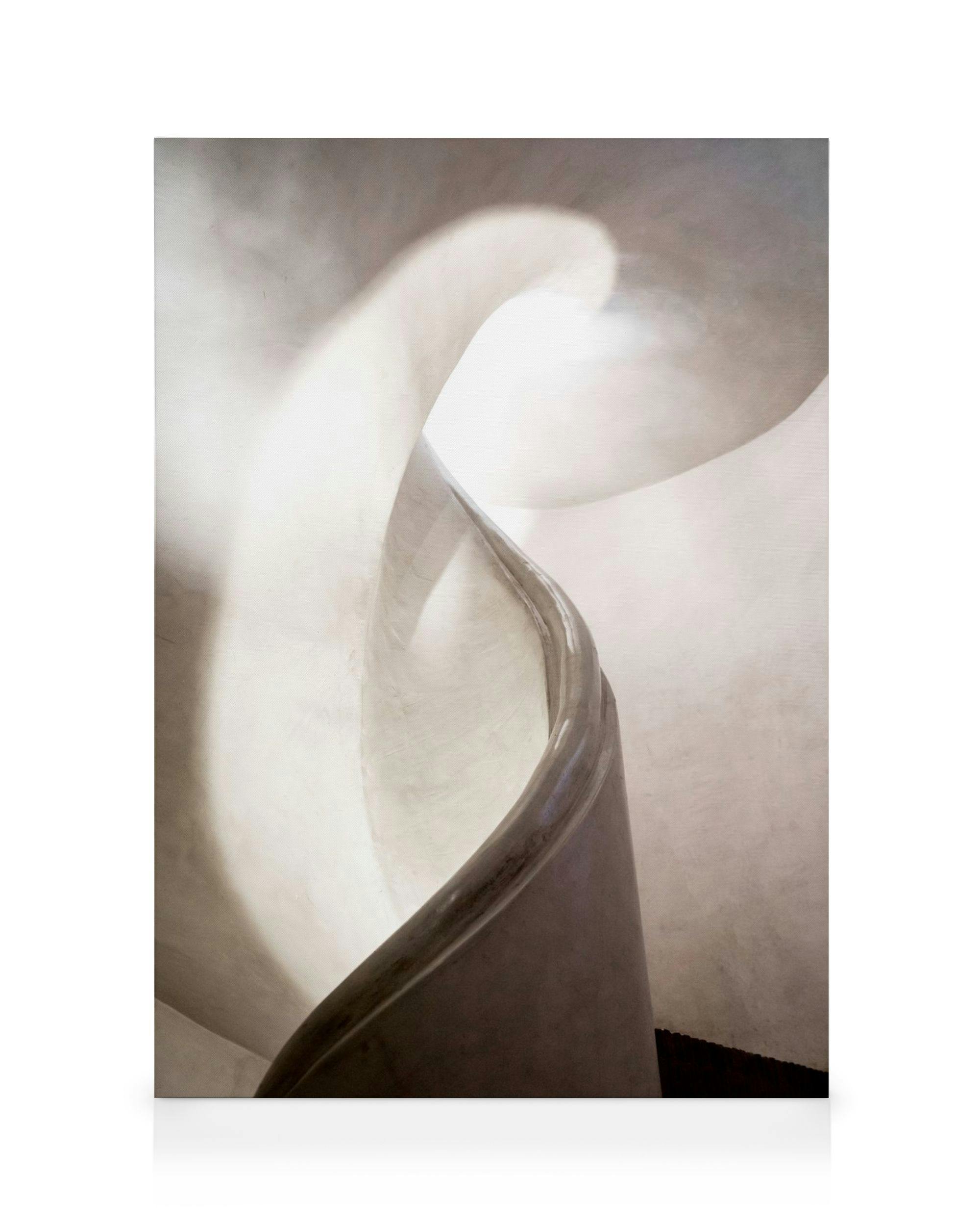 Toile abstraite dun escalier courbé avec rampe brillante, murs blancs doux et lumière créant ombres et reflets, un effet typogra
