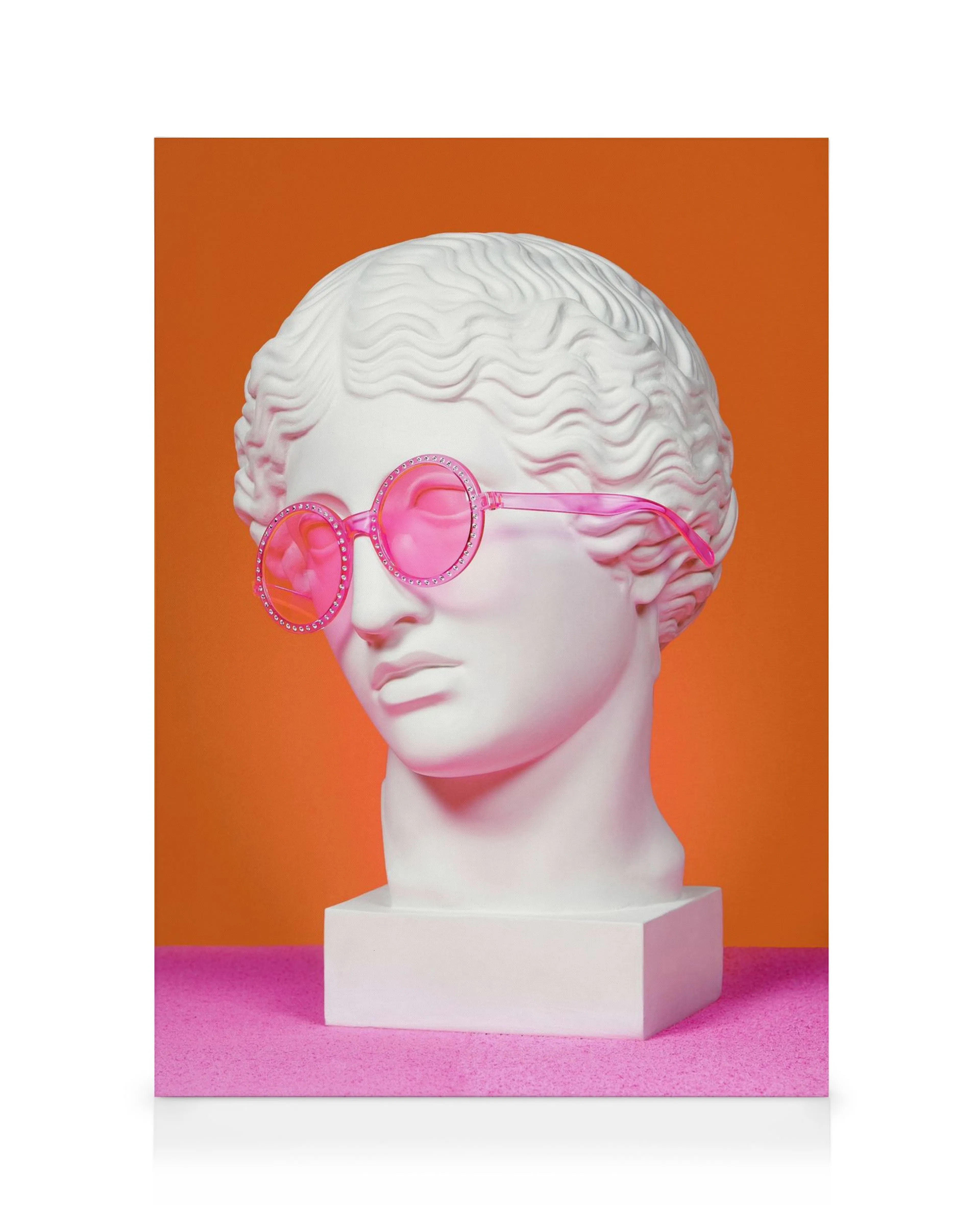 Hvid græsk gudebuste med lyserøde runde solbriller på en pink-orange baggrund, lærred