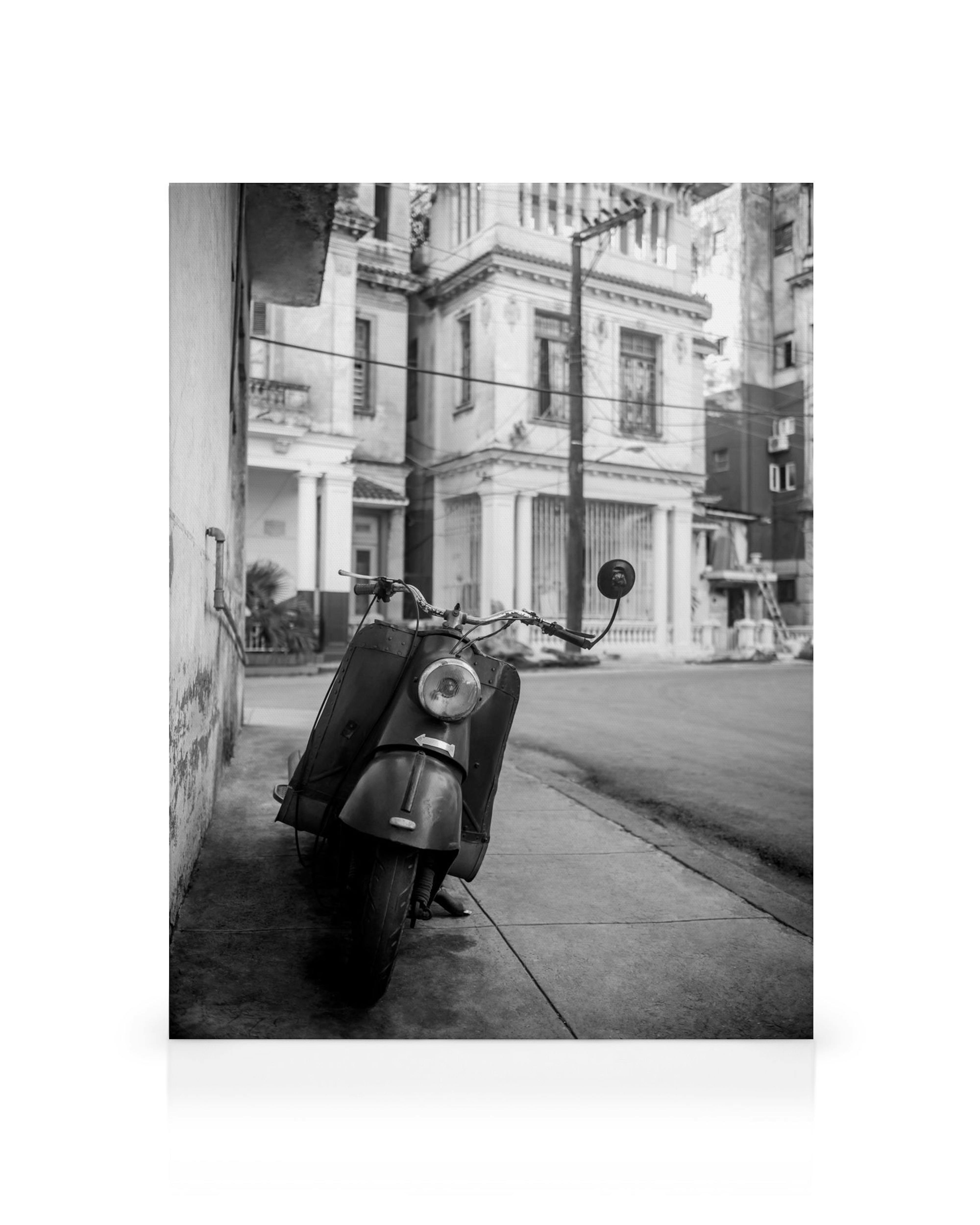 Ασπρόμαυρος καμβάς με παλιό σκούτερ παρκαρισμένο σε πεζοδρόμιο στην Αβάνα, Κούβα.