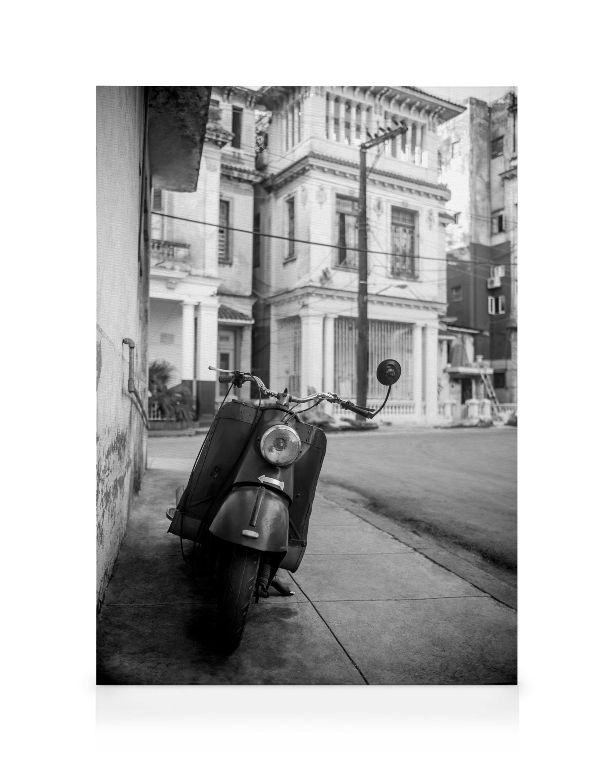 Zwart-wit canvas van een vintage scooter op een Cubaanse straat met oude gebouwen, Havana.