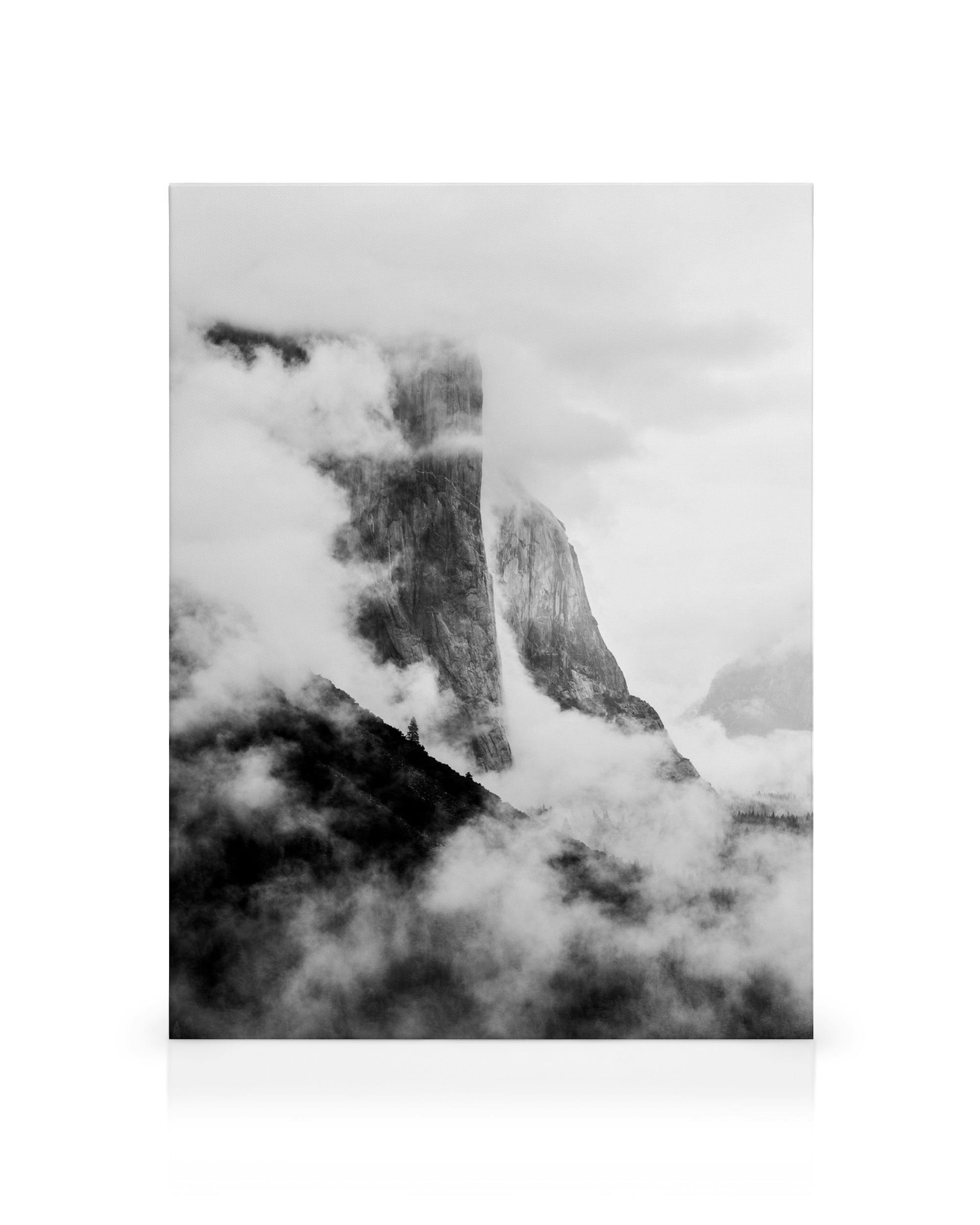 Stampa su tela El Capitan in bianco e nero: maestosa vetta montuosa avvolta da fitte nuvole.