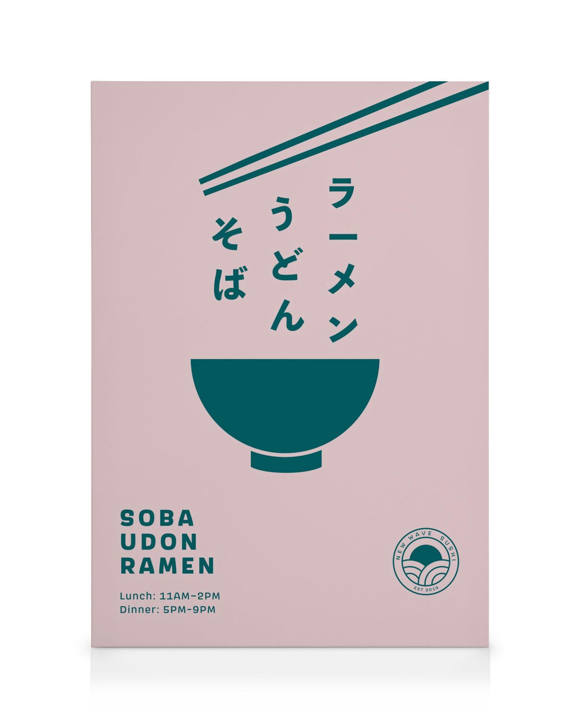 En pastellrosa canvastavla med en mörkblå skål, ätpinnar och japanska texttecken för soba, udon, ramen.