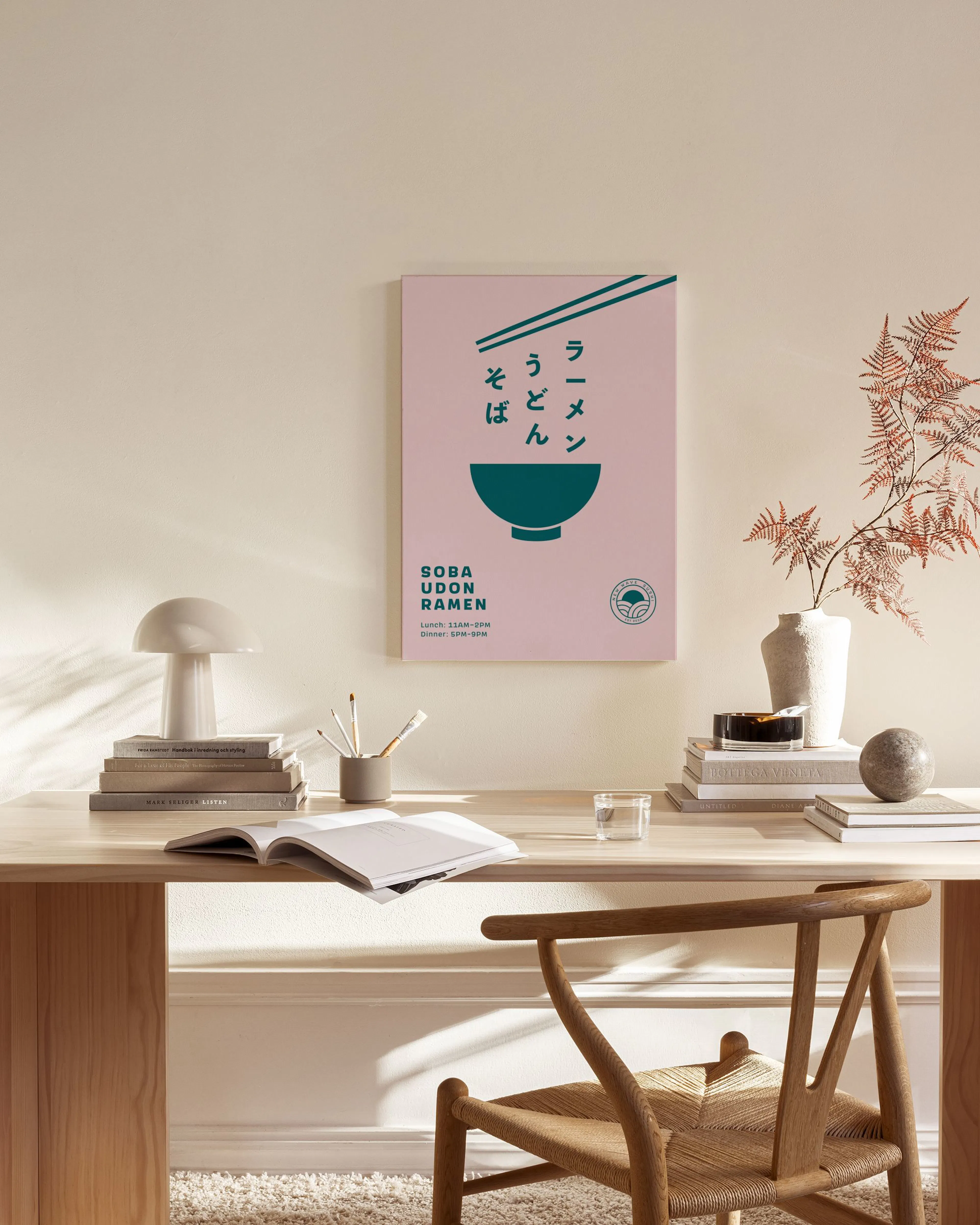 Leinwandbild mit rosa Hintergrund, grüner Ramen-Schüssel und japanischen Schriftzeichen, an einer hellen Wand über einem Sideboa