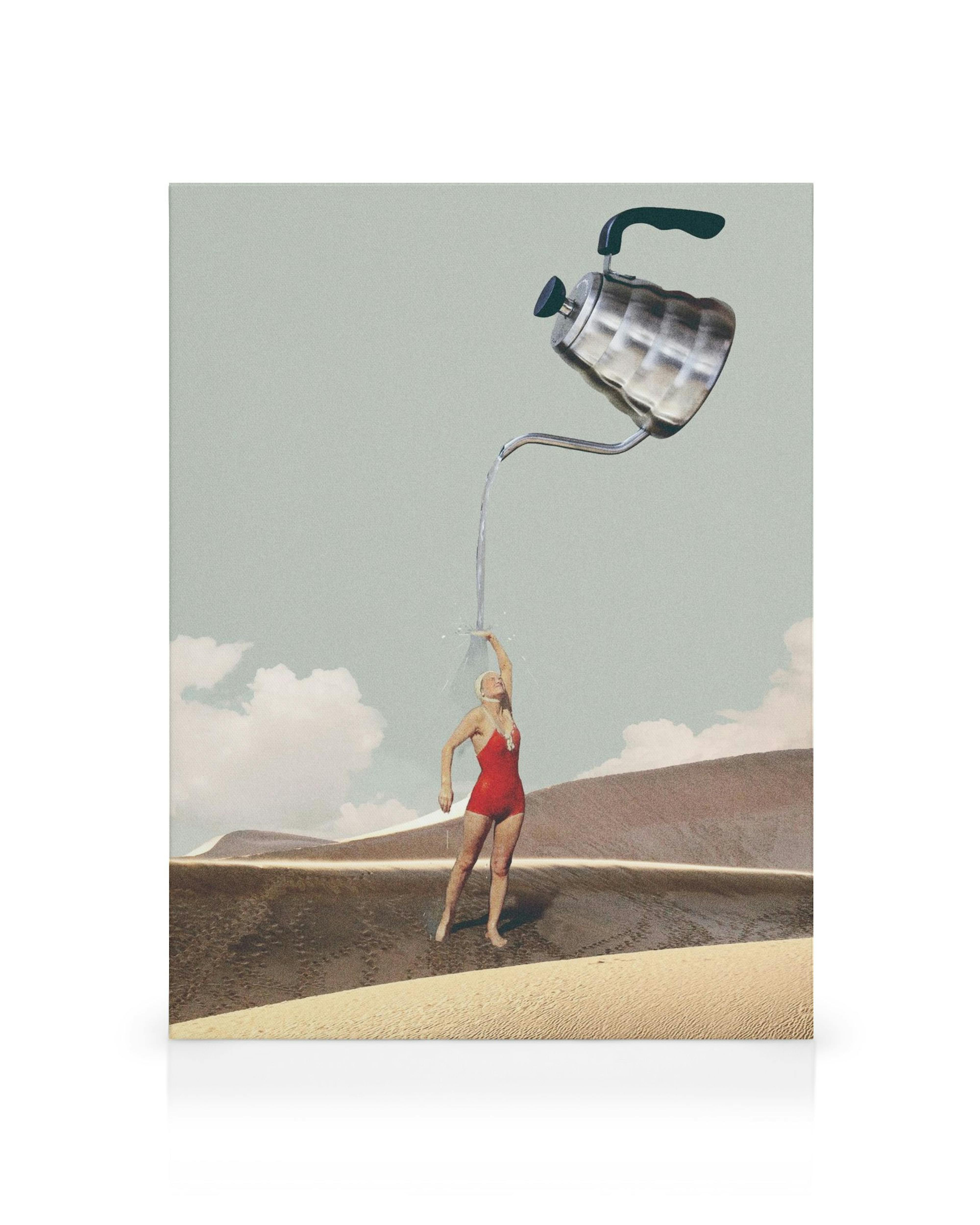 Koláž s ženou v poušti, sprchující se vodou z konvice, pop art