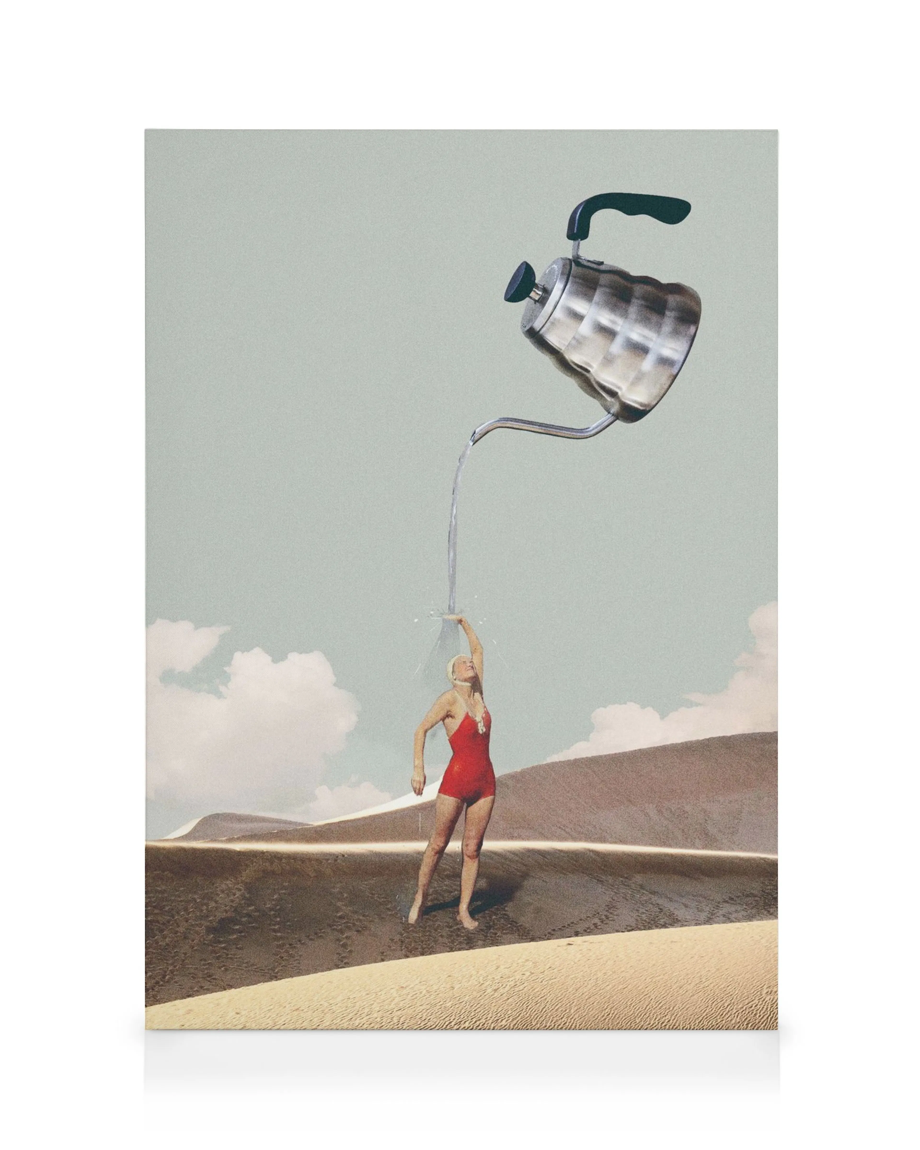 Stampa su tela collage surreale con donna in costume rosso che riceve acqua da un bollitore fluttuante nel deserto.