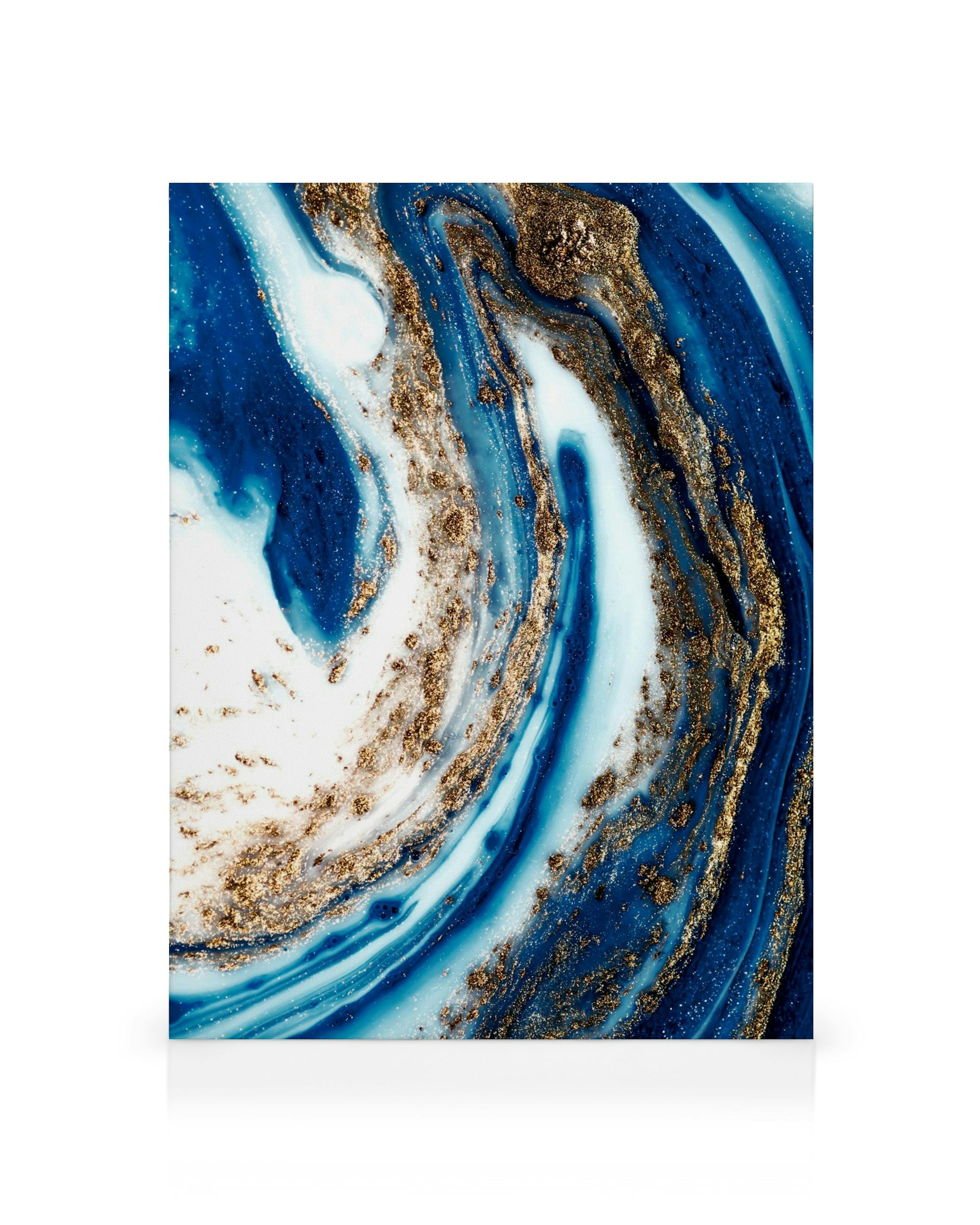 Abstrakcyjny obraz na płótnie z wirującymi wzorami w kolorze granatowym, turkusowym, białym i złotym brokatem, przypominający ma
