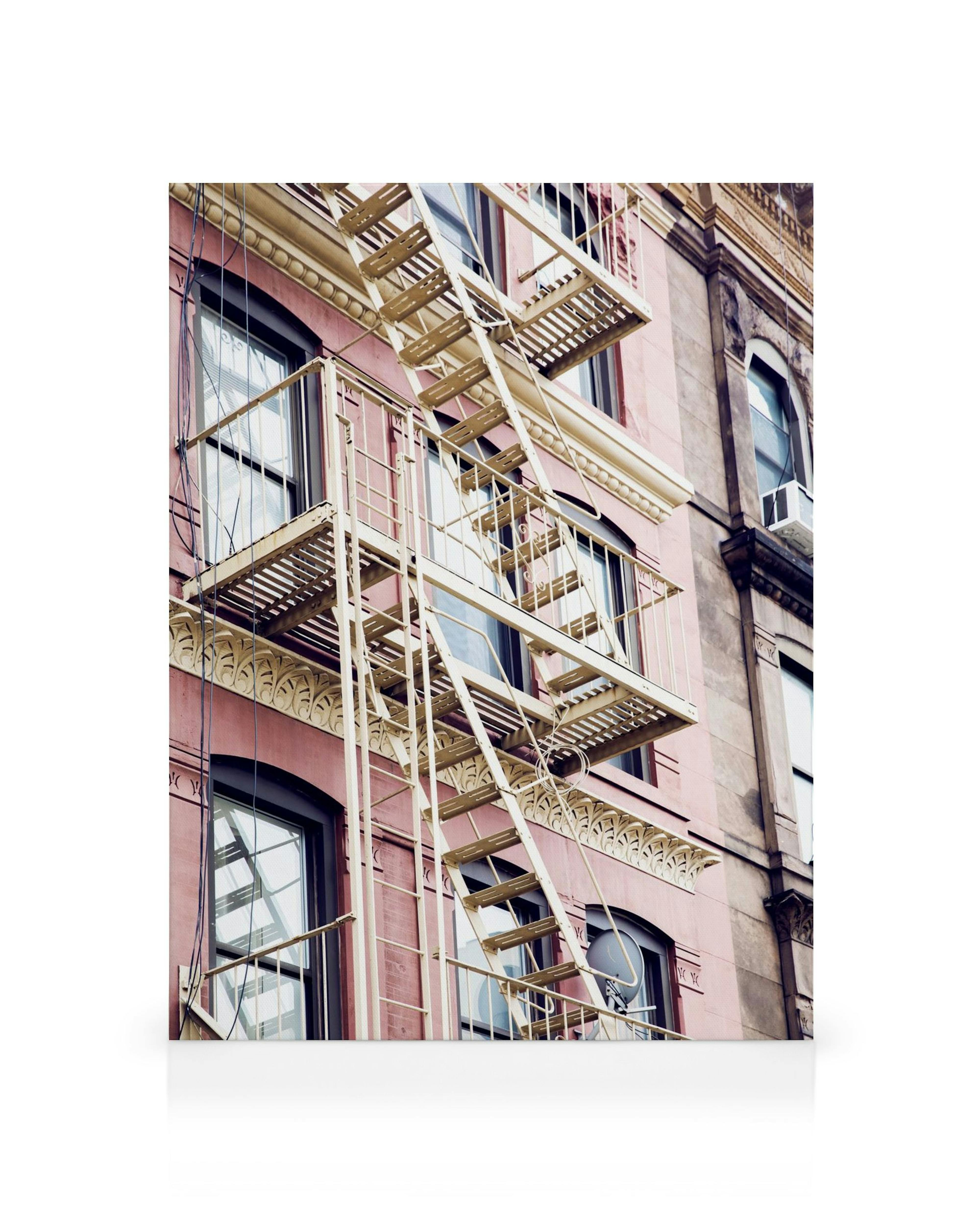 Rosafarbenes Gebäude mit goldener Feuerleiter, New York Stadtbild Leinwand
