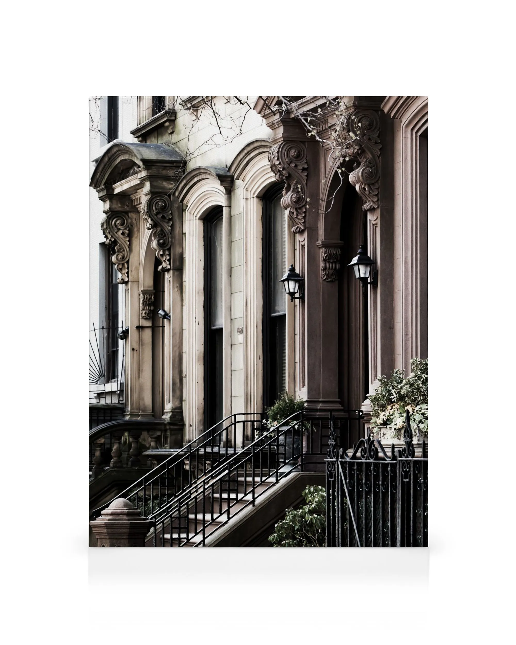 Stampa su tela Brooklyn Building: ingresso con scala, ringhiere nere e lanterne su edificio in pietra marrone.
