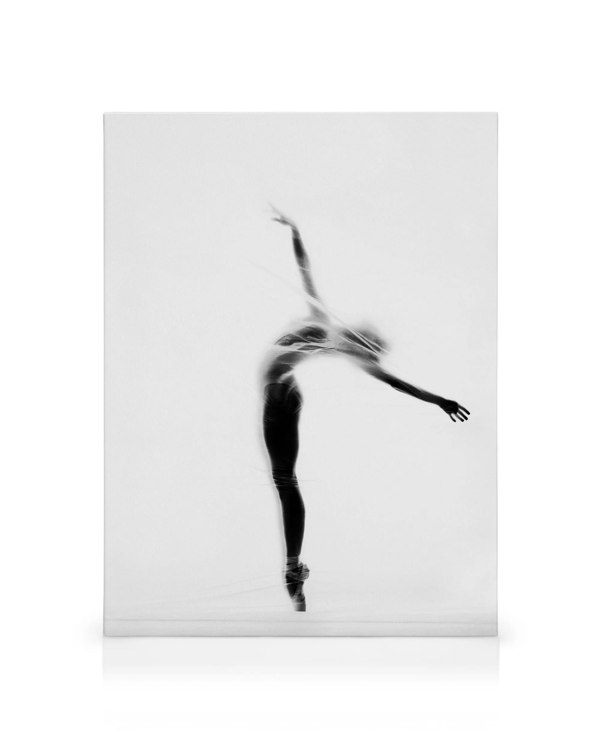 Fotografia artistica in bianco e nero di una ballerina sfocata che danza con grazia, movimento fluido.
