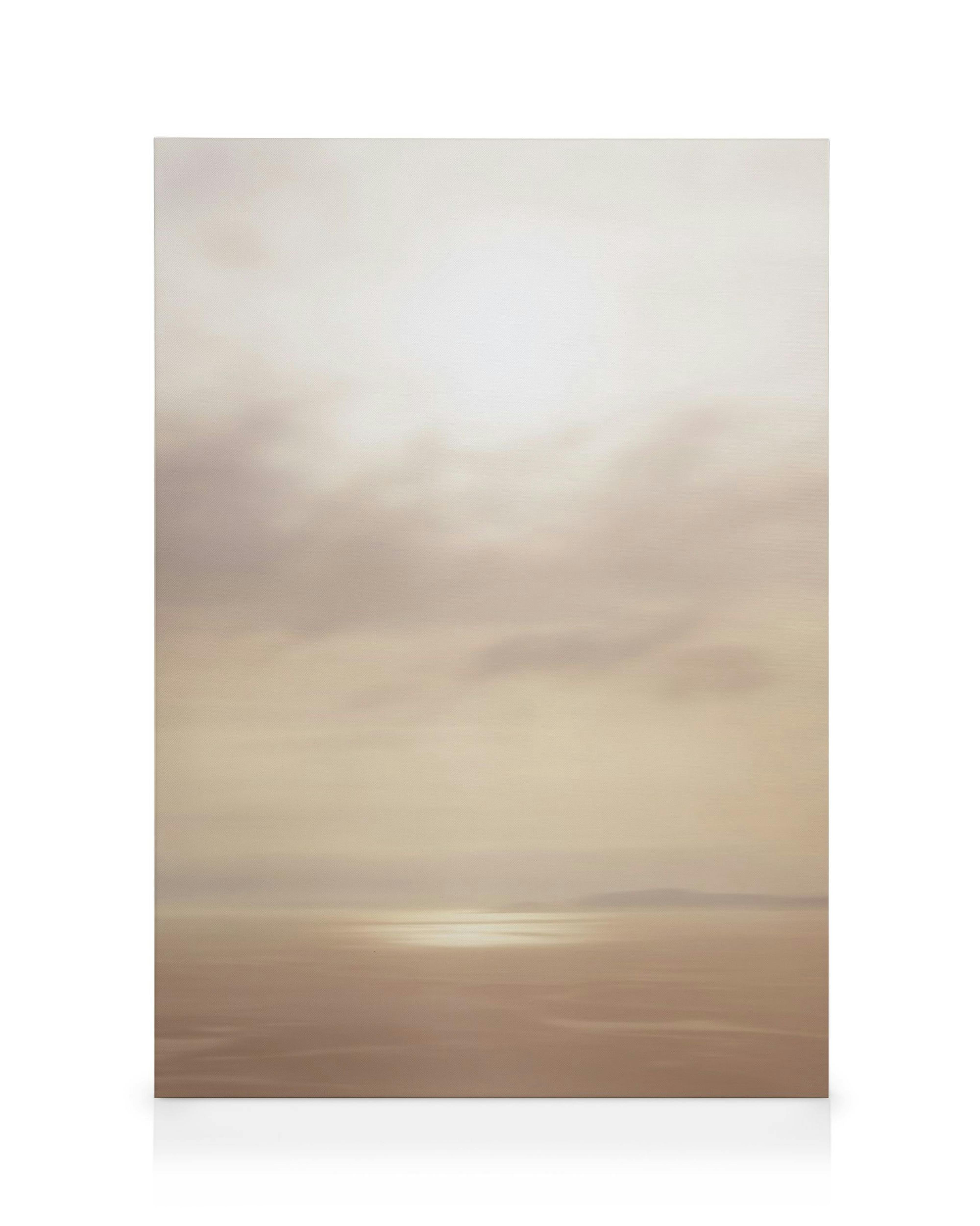 Canvastavla med ett abstrakt, drömlikt motiv av en molnig himmel och vatten i mjuka beige och vita toner, med ett ljust solstrec