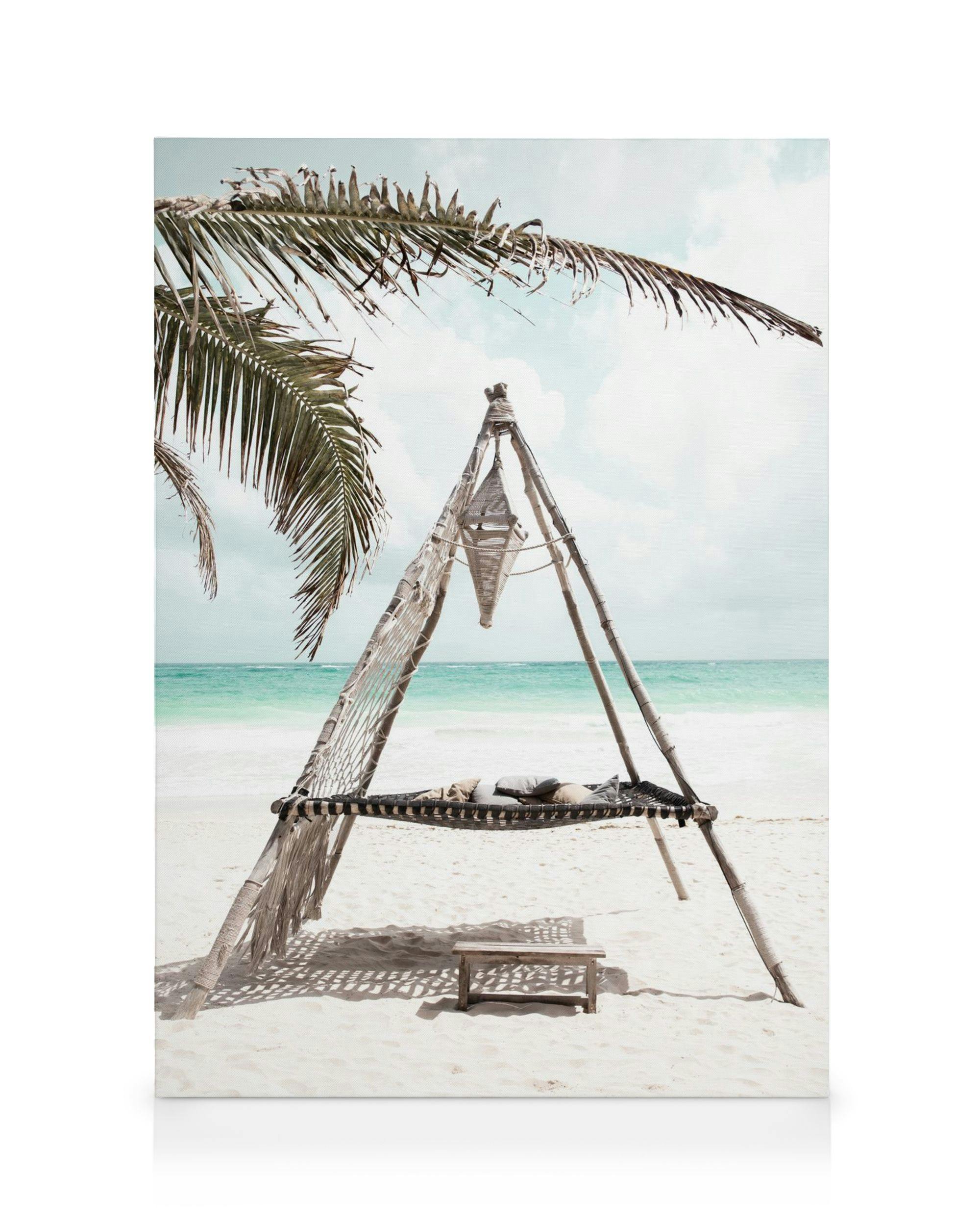 Lerret med hengekøye på beige sandstrand, blågrønt hav, palmer, for en rolig stemning.
