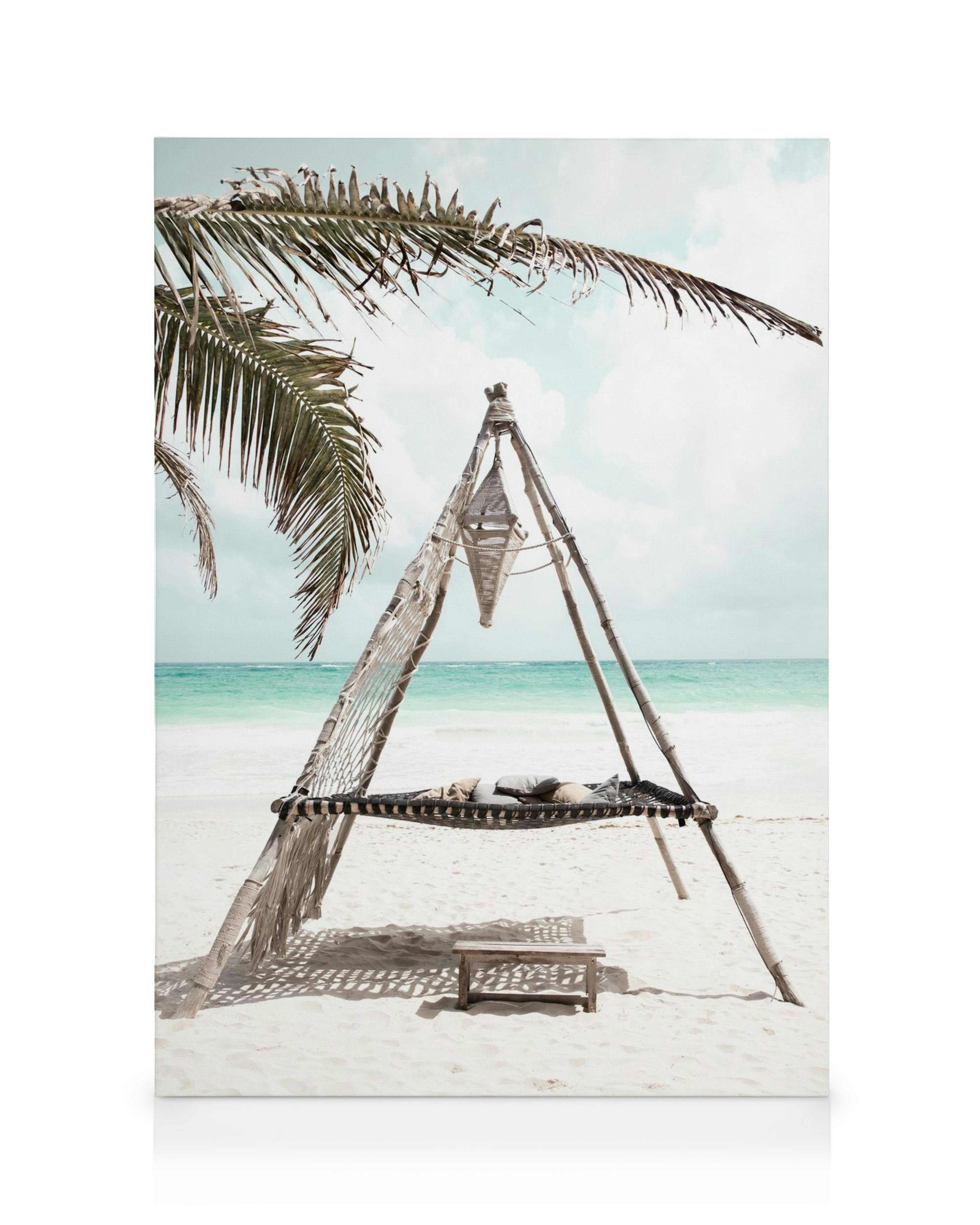 Lerret med hengekøye på beige sandstrand, blågrønt hav, palmer, for en rolig stemning.