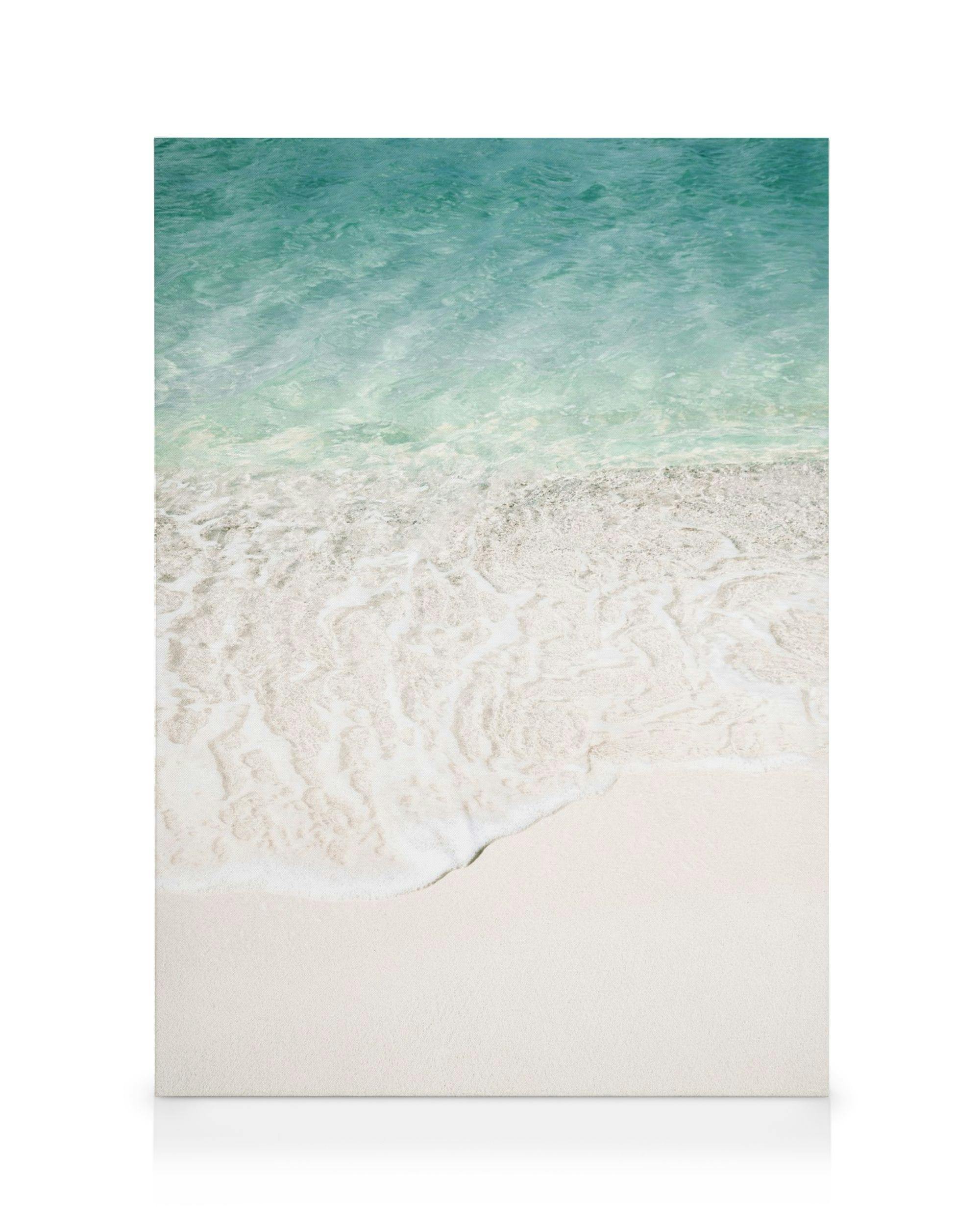 Lerret med rolig bølge som møter hvit strand, i grønne, beige og turkise toner.