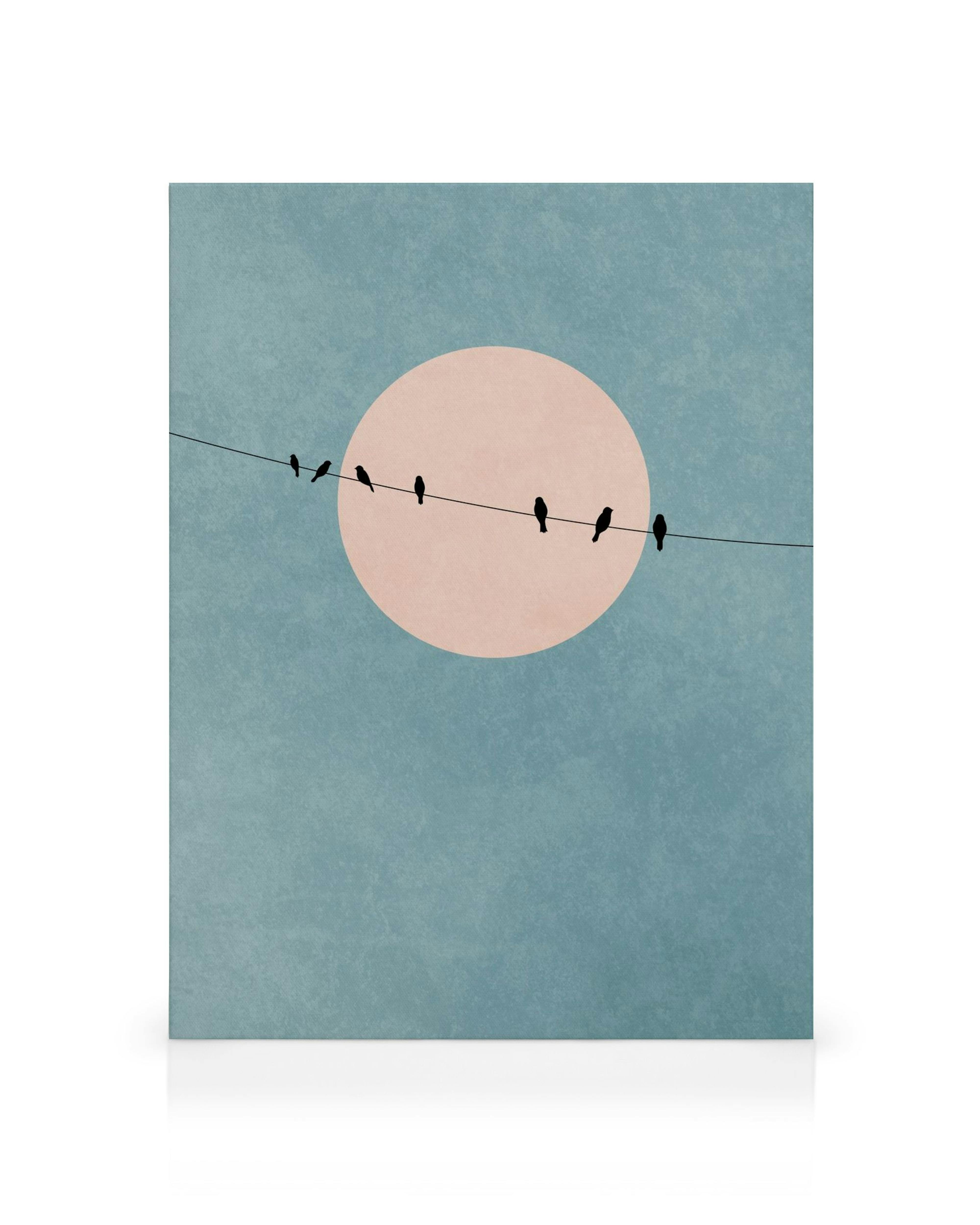 Minimalistische Leinwand: schwarze Vögel sitzen auf einer Stromleitung vor einem blassrosa Kreis auf türkisblauem Hintergrund.