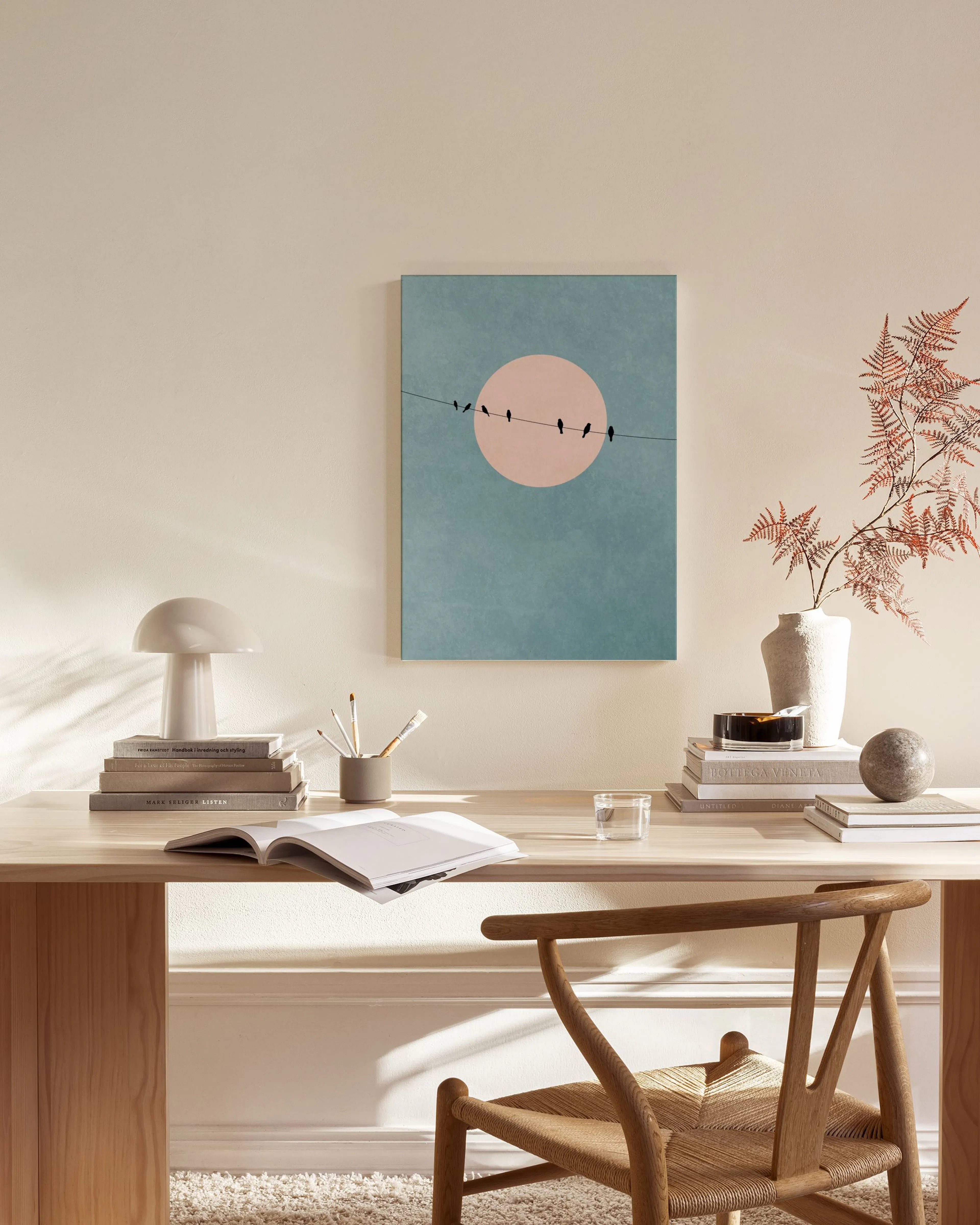 Leinwandbild mit pastellblauem Hintergrund, rosa Kreis und Vögeln auf einer Leitung, in einem modernen Wohnzimmer.