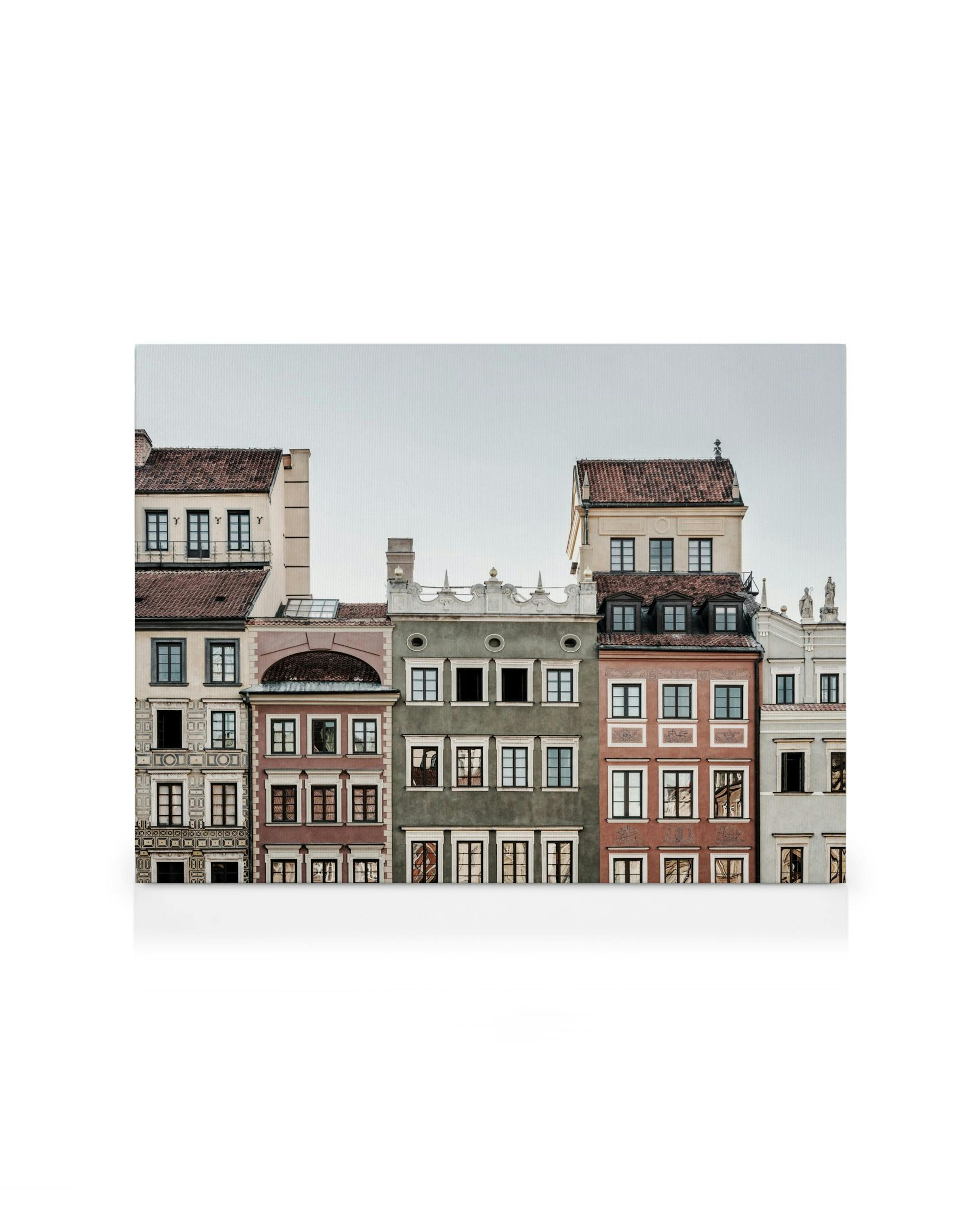 Toile de façades de bâtiments européens aux couleurs variées, se reflétant dans leau.