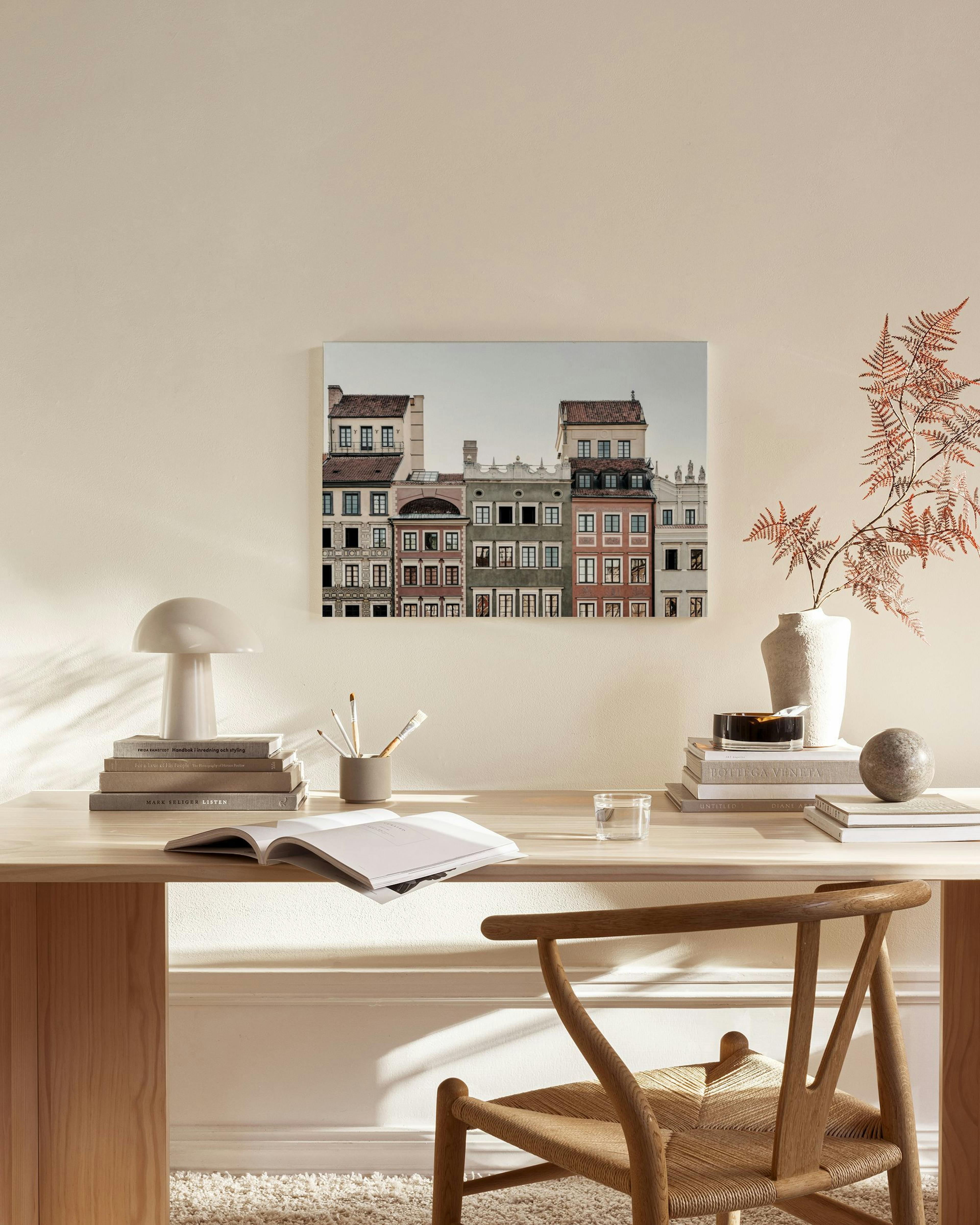 Leinwandbild mit farbenfrohen Häuserfassaden in einer modernen Wohnzimmereinrichtung über einem Sideboard.