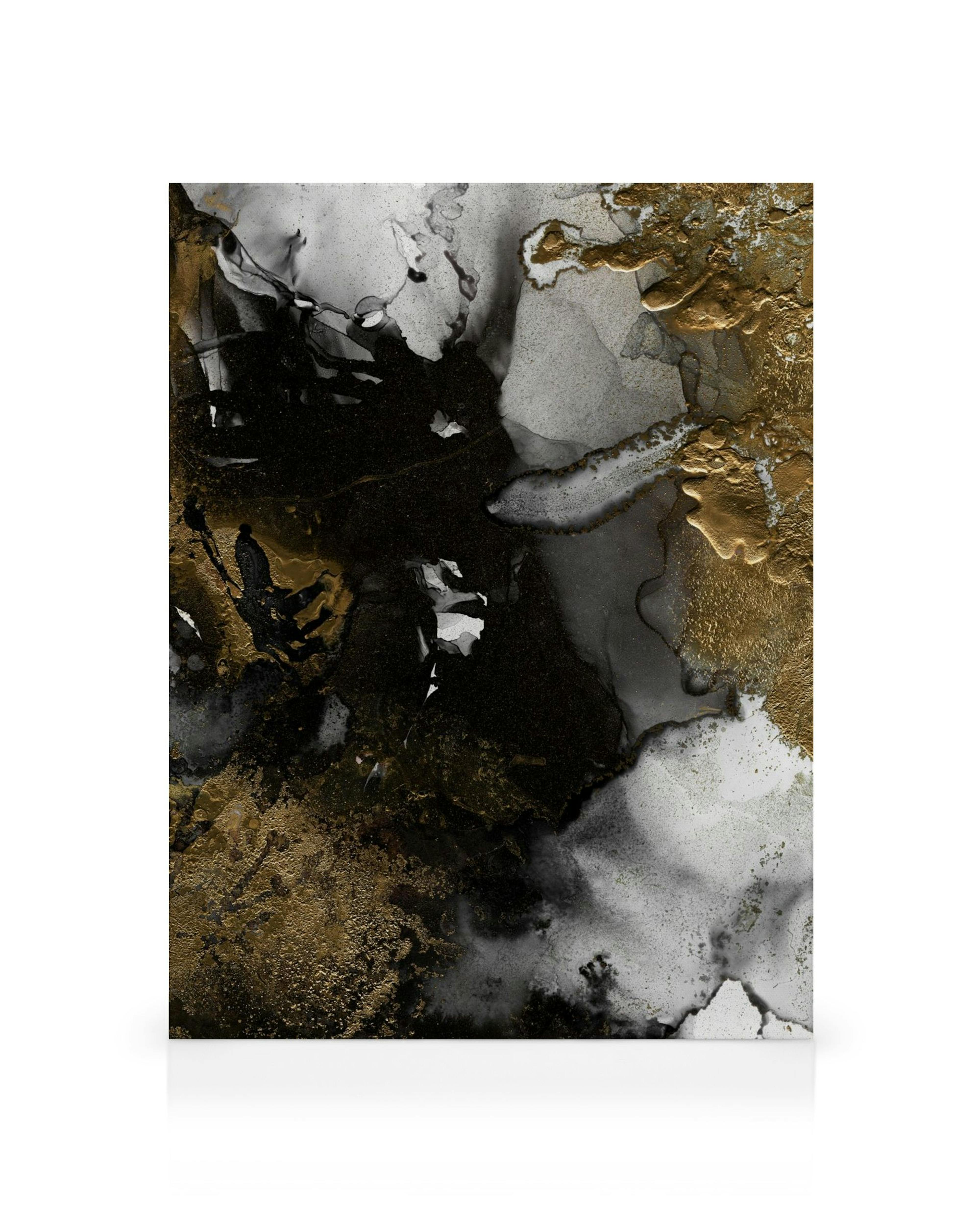 Černozlatý obraz na plátně s abstraktními tahy, připomínajícími mramor nebo inkoust.