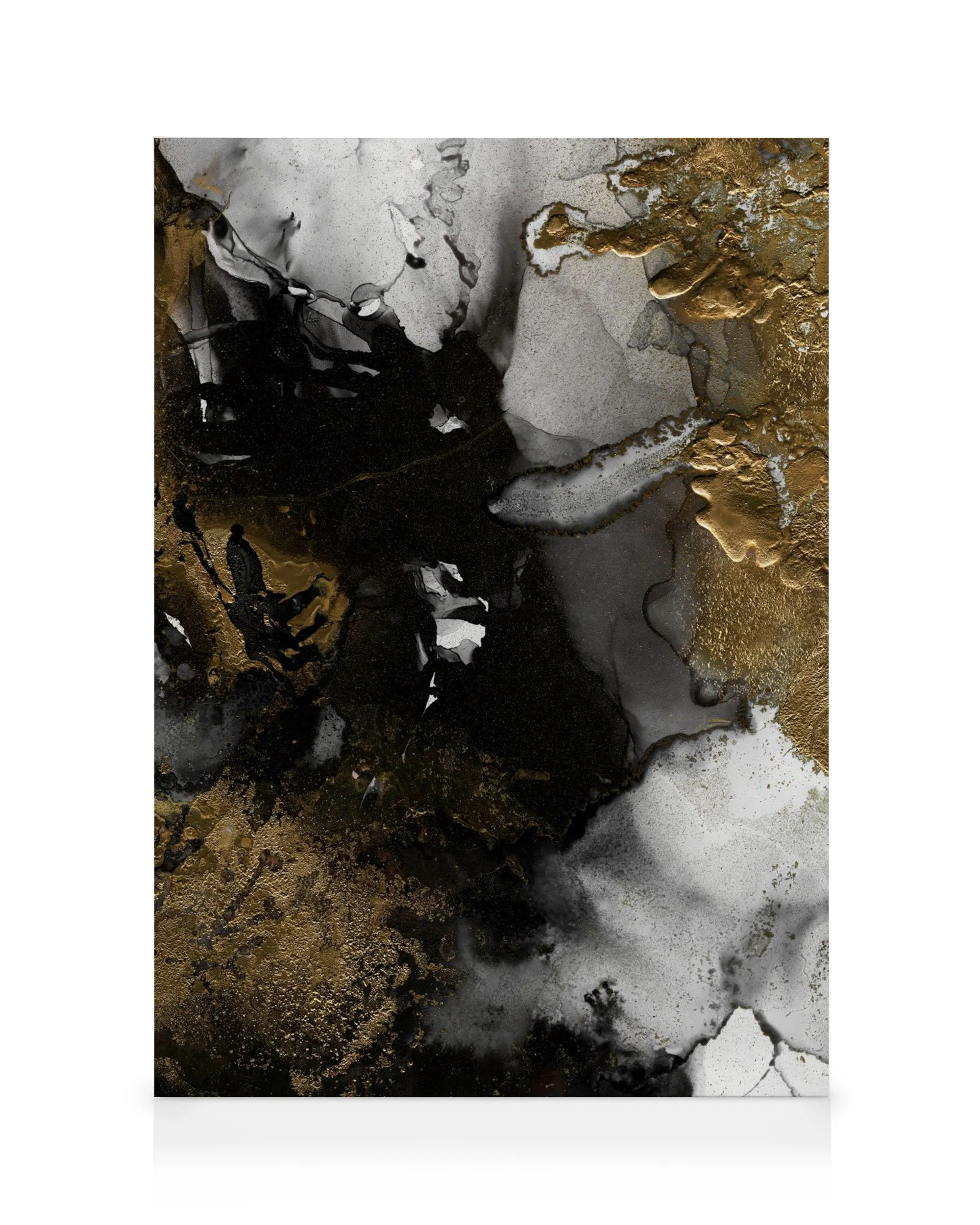 Mustan ja kullanvärinen abstrakti kanvaasi, jossa on roiskemaisia kuvioita ja metallinhohtoisia yksityiskohtia.