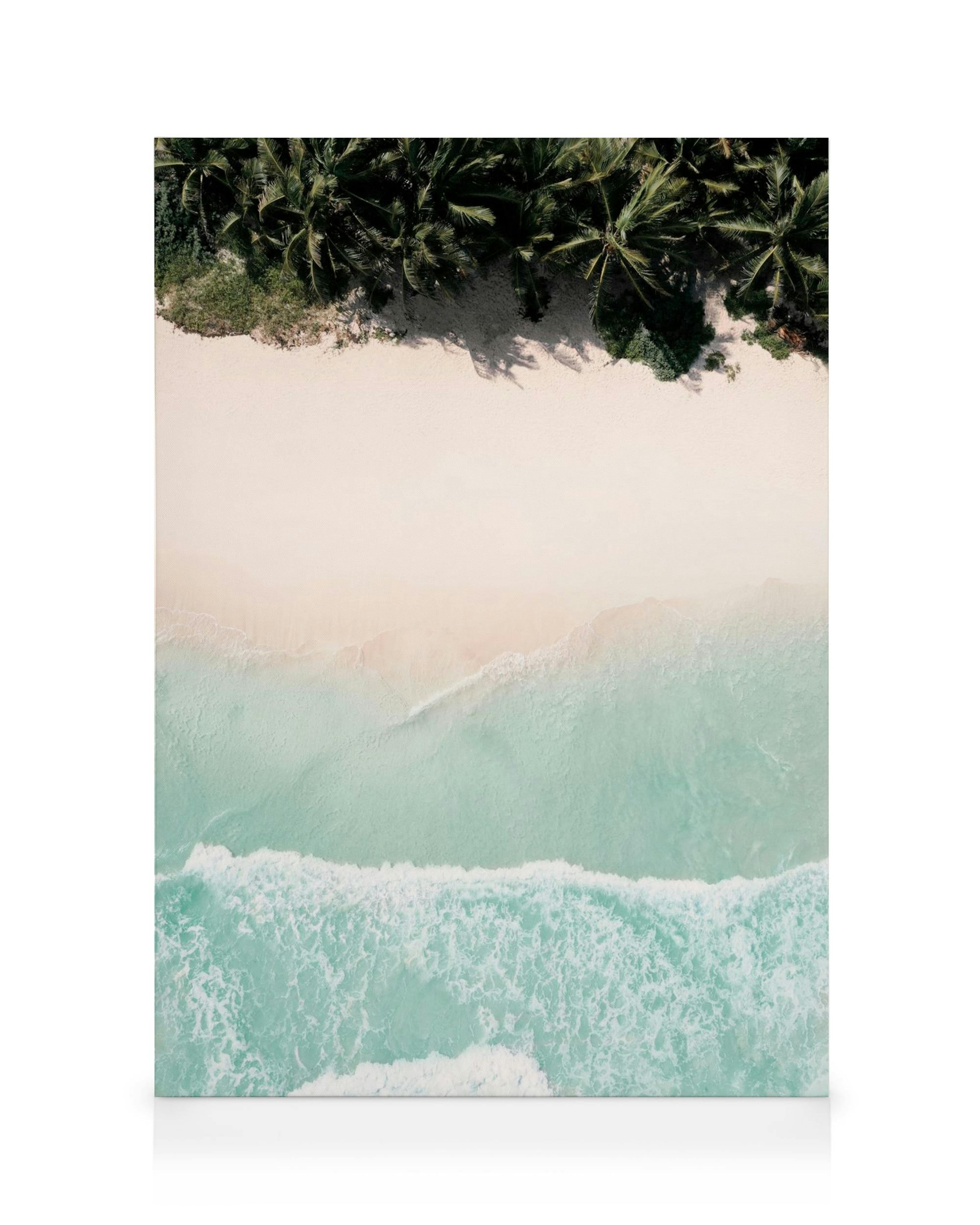 Lerret med tropisk strand, palmer, lys sand og turkist, klart hav. Bølger skyller inn mot kysten.