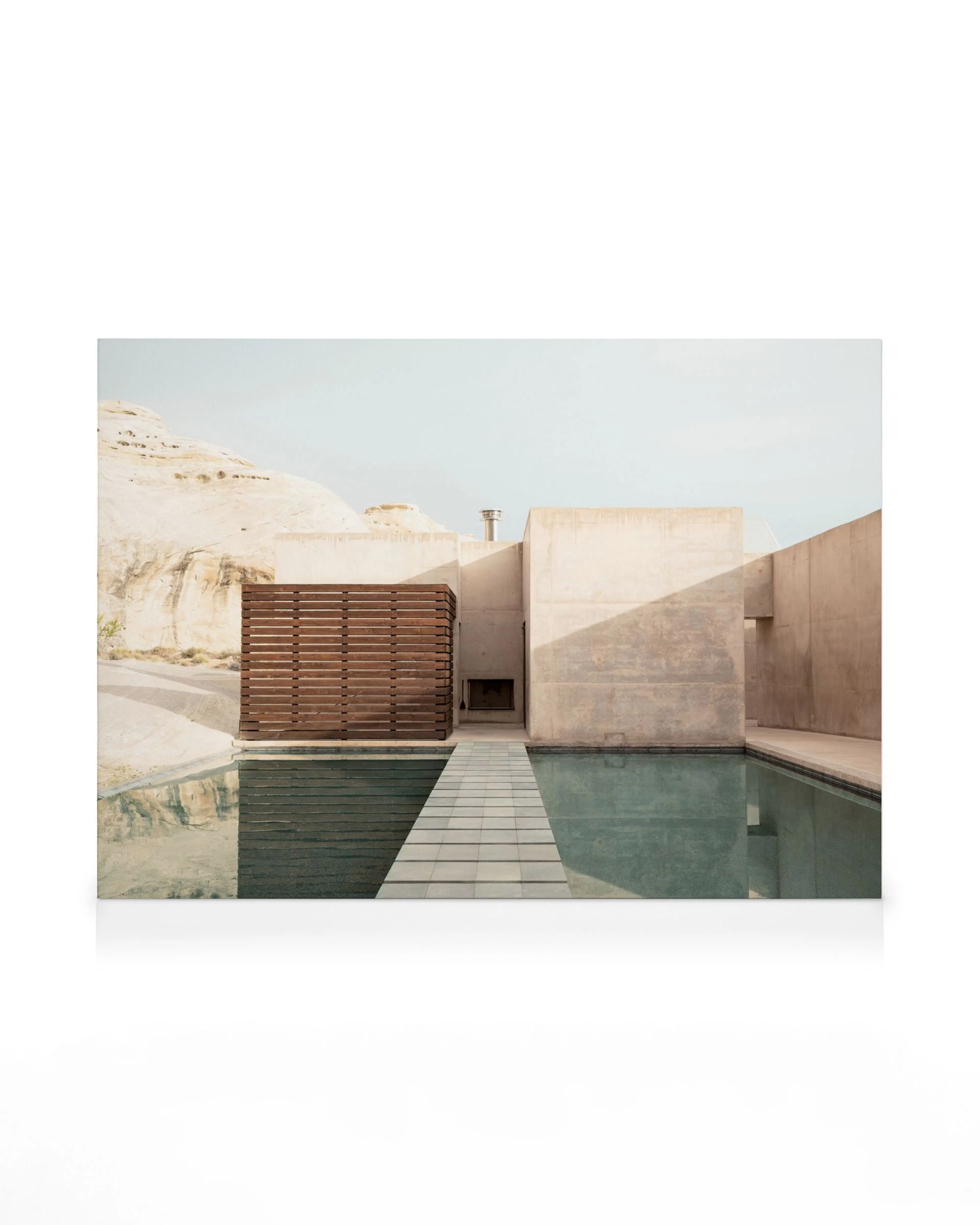 Minimalistisk bygning og pool i ørkenlandskab, arkitektur, lærredskunst.