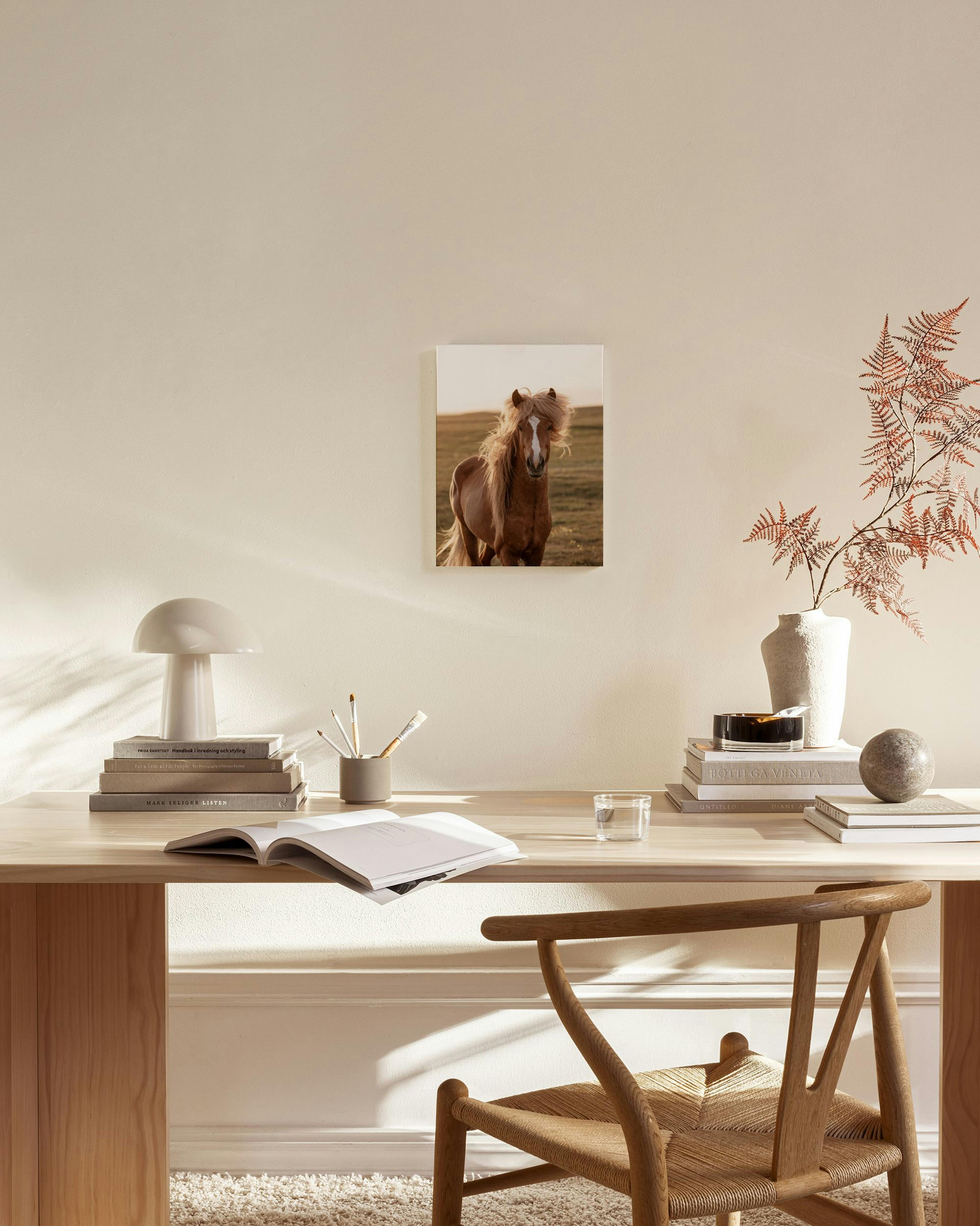 Kanvaasi ruskeasta, pitkäharjaisesta hevosesta auringonlaskun aikaan, modernissa olohuoneessa.