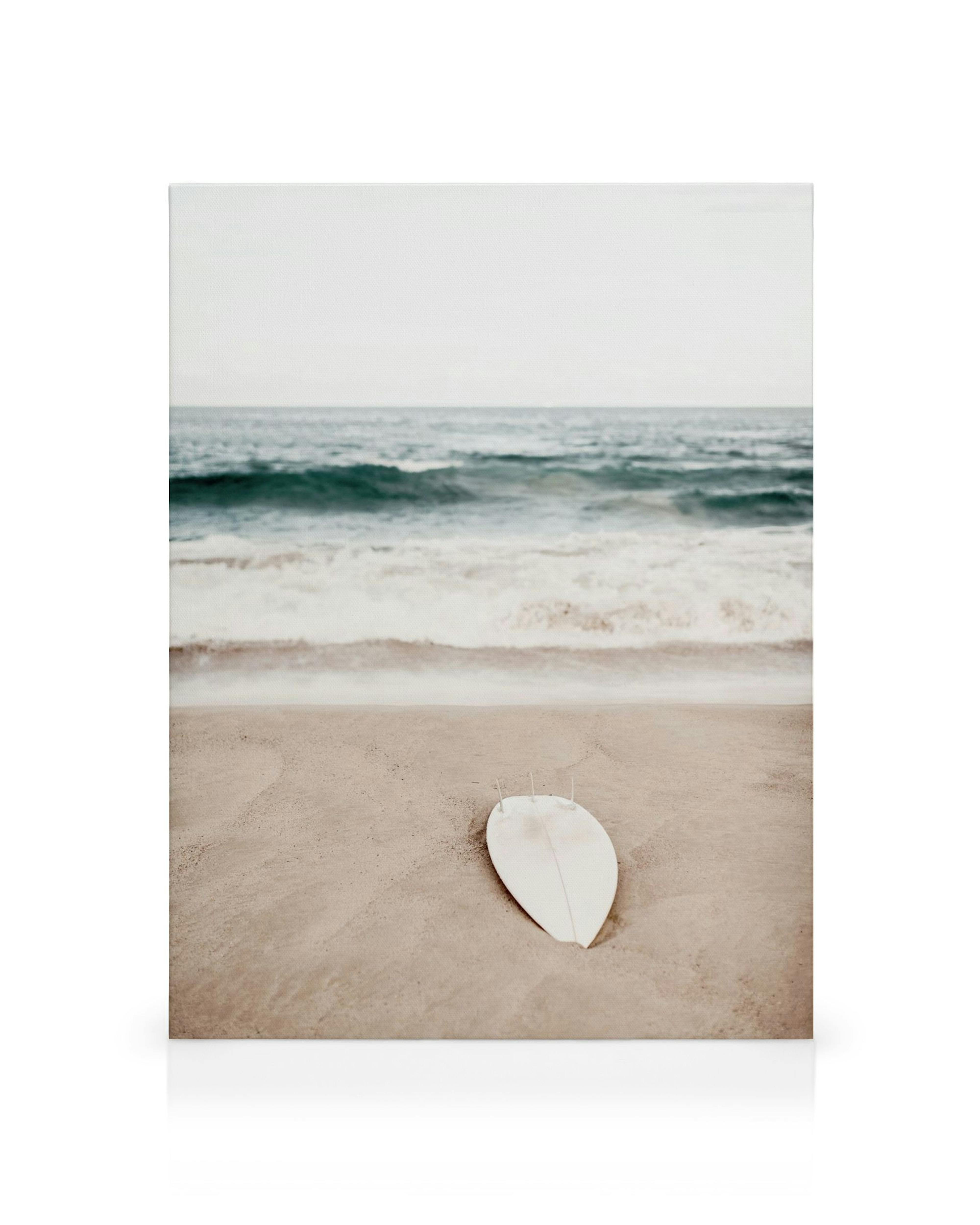 Tabla de surf blanca en la arena de Bondi Beach, olas y cielo azul, arte mural de playa.