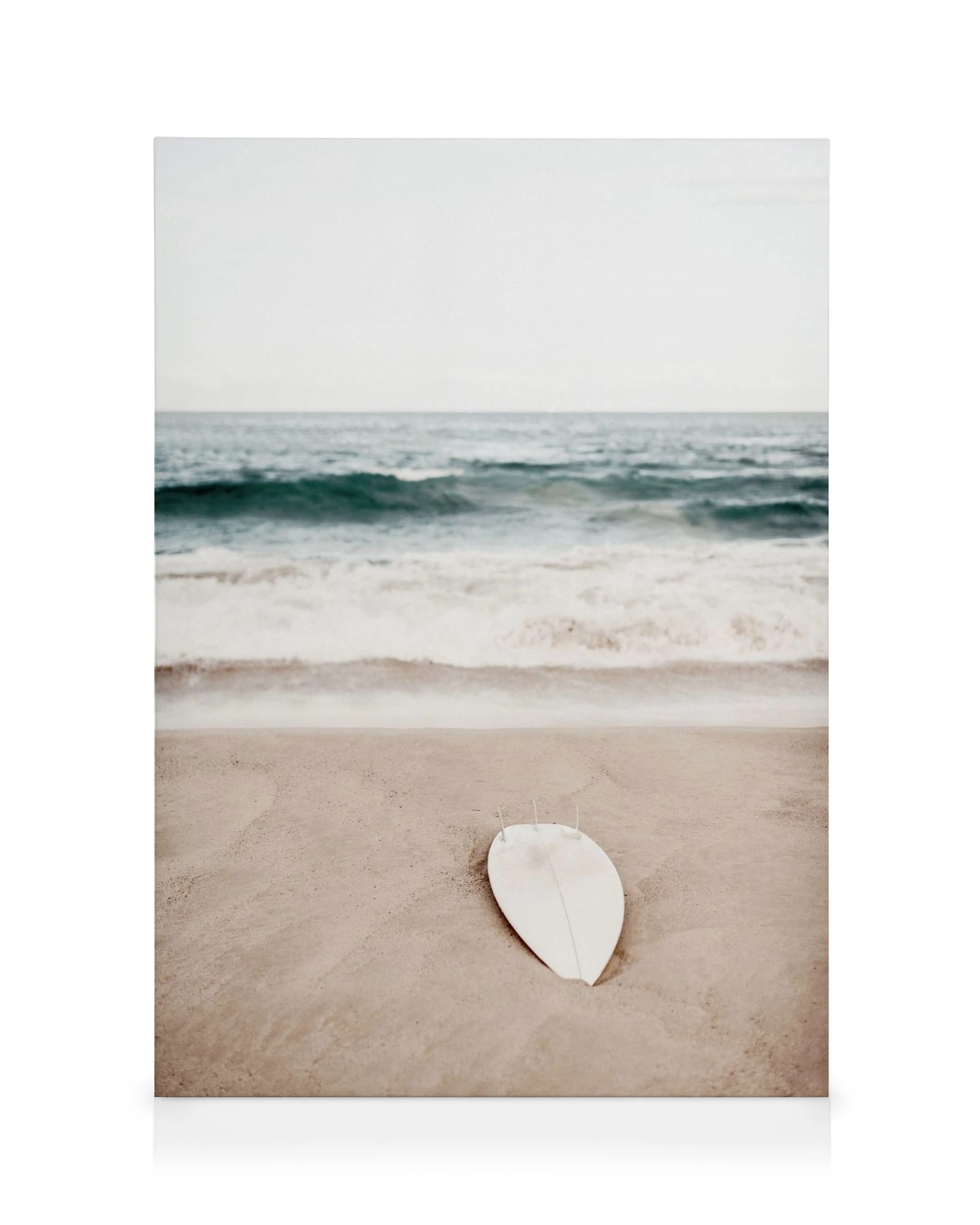 Tabla de surf blanca en la arena de Bondi Beach, olas y cielo azul. Arte de playa.