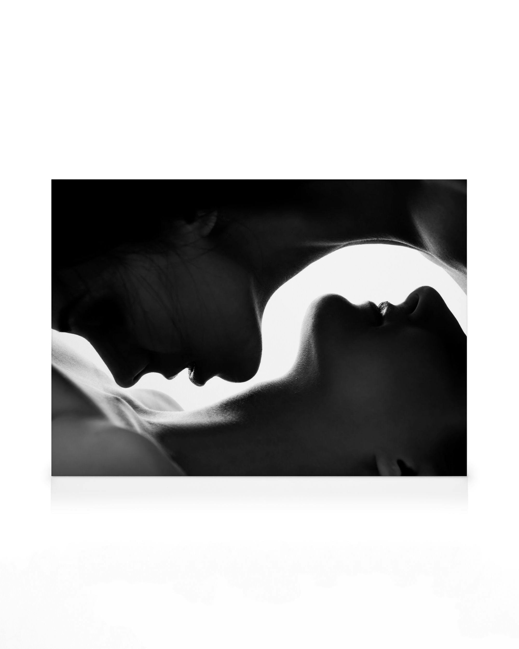 Kiss On The Neck Tableau sur toile (30x40 cm - Cadre noir) - Noir et blanc par Desenio