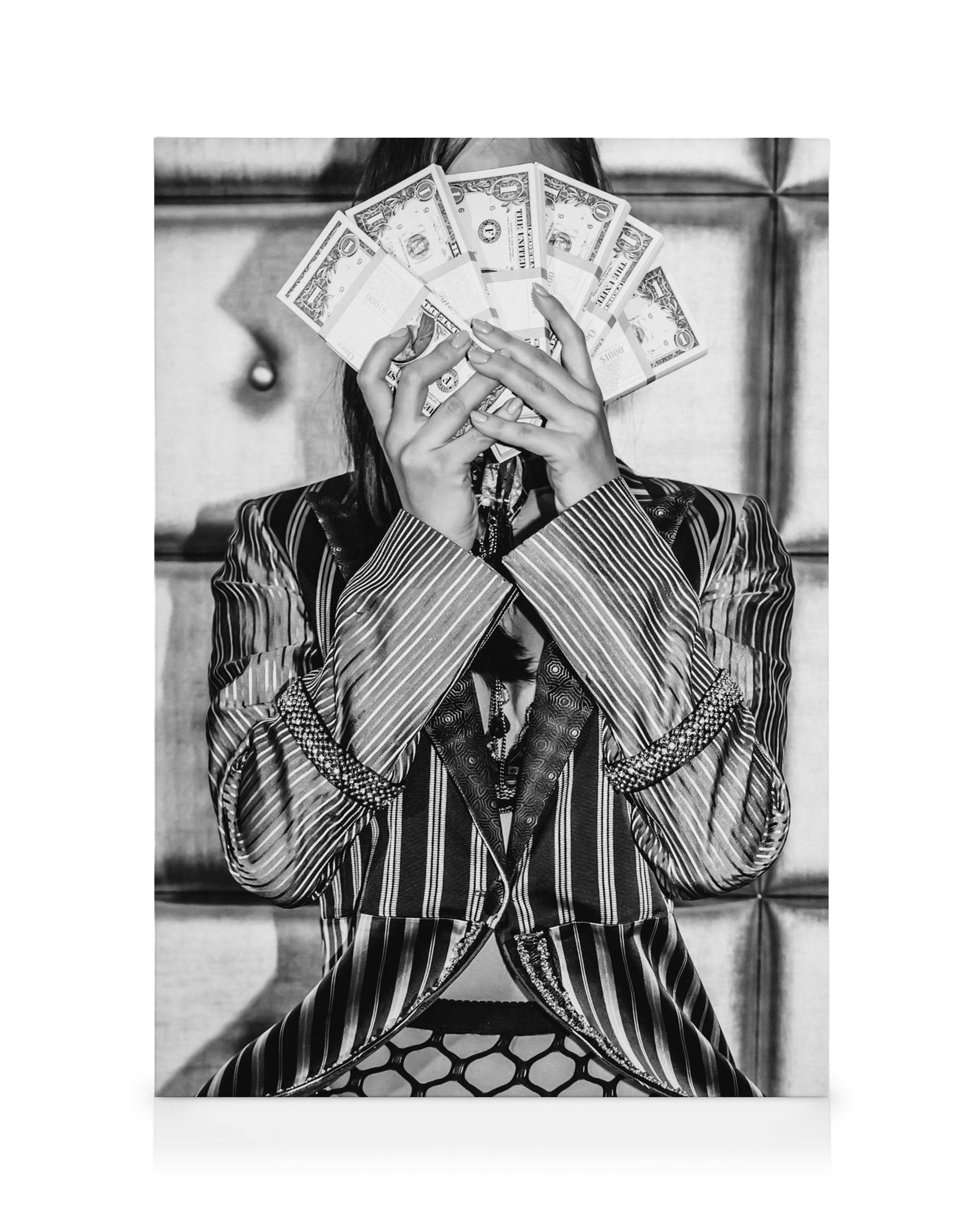 Flash Your Cash Tableau sur toile (30x40 cm - Cadre de chêne) - Noir et blanc par Desenio