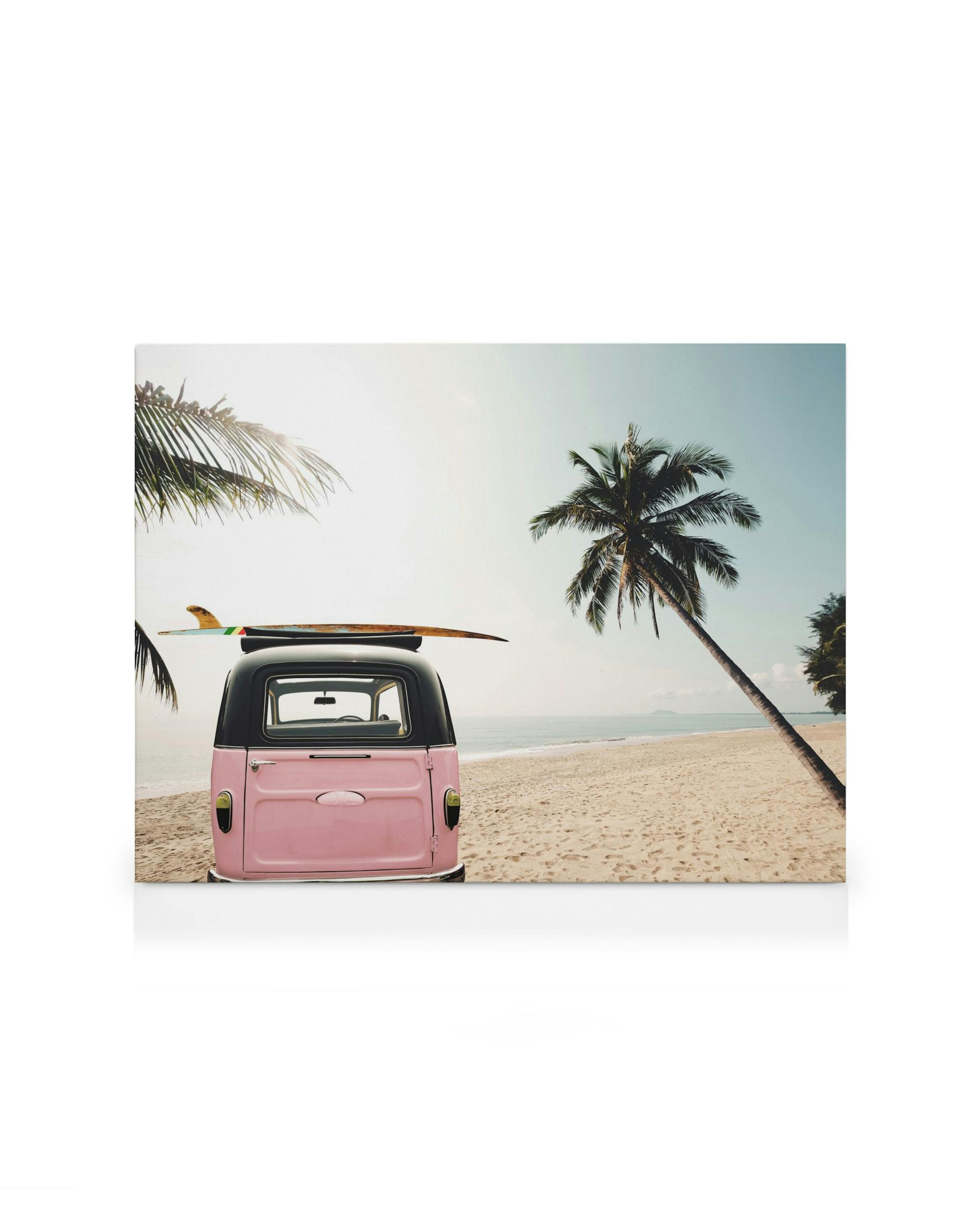 Obraz na płótnie: różowy van z deską surfingową na dachu na piaszczystej plaży z palmami i morzem.