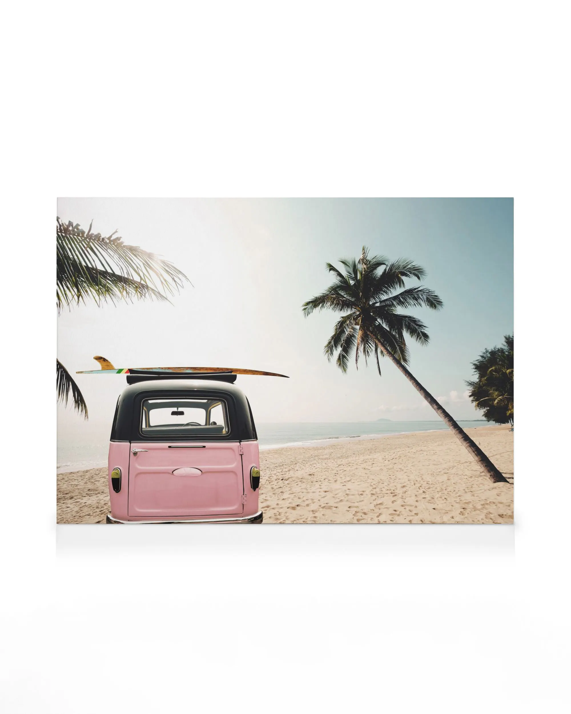 Roze busje met zwart dak en surfplank op strand met palmbomen en oceaan, strand canvas