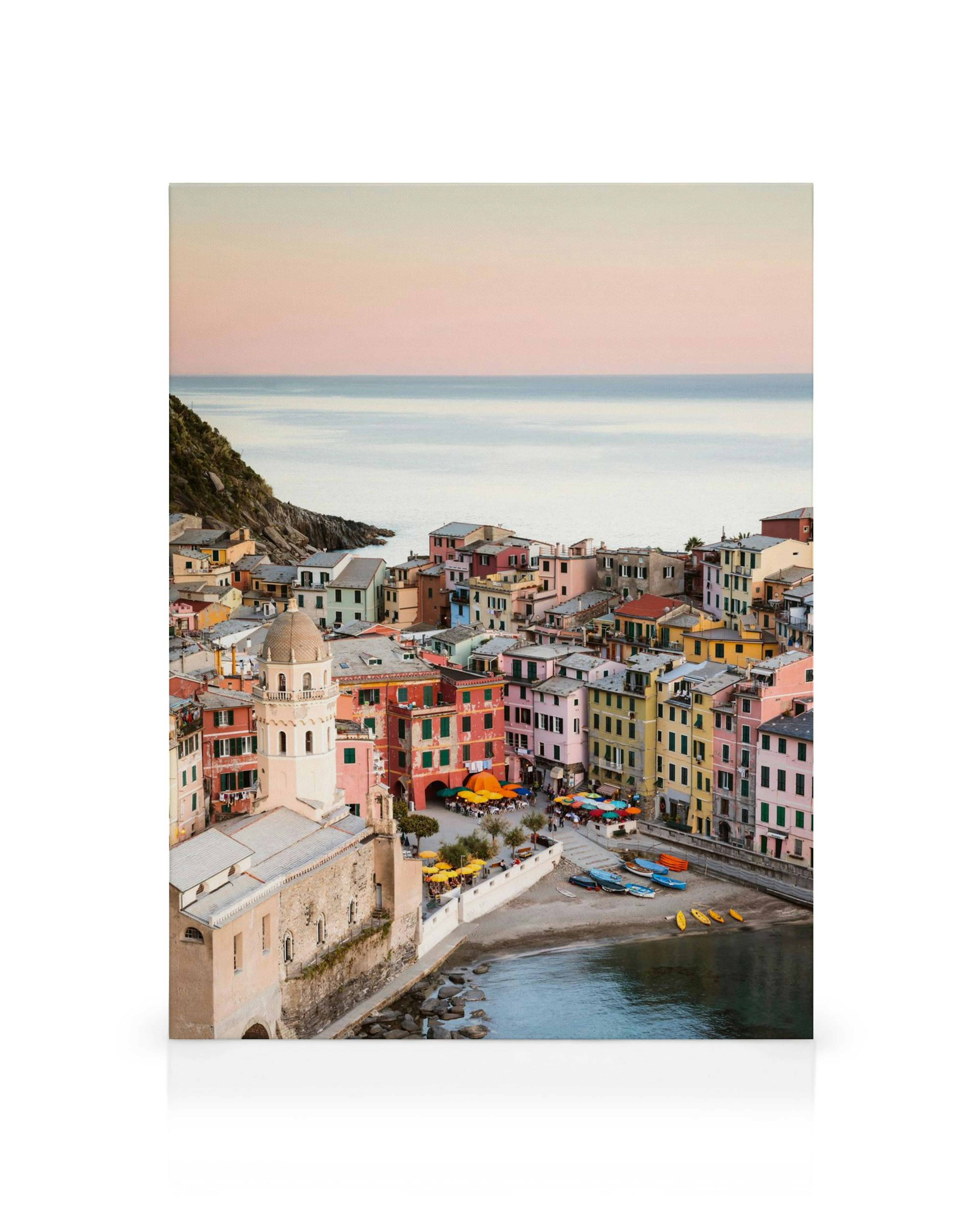 Obraz Vernazza Sunset: pohľad z výšky na farebné domy talianskeho pobrežného mesta Vernazza pri západe slnka.