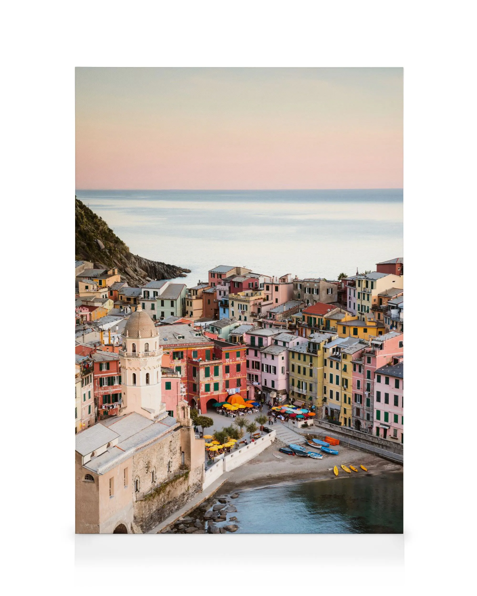 Vernazza solnedgang lerret, fargerike hus ved sjøen i rosa, gul og oransje, med rolig vann og myk himmel.