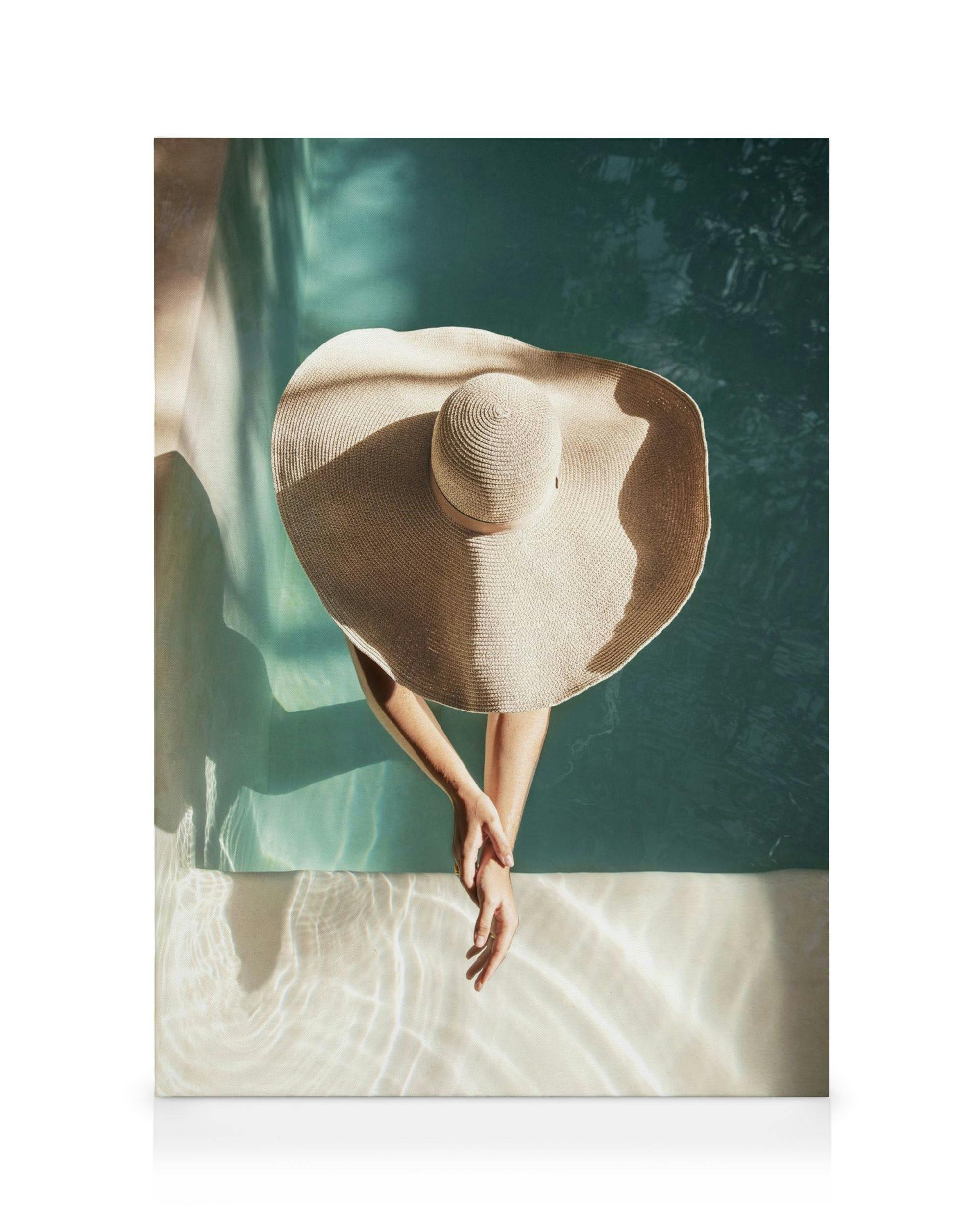 Lerret med person i stråhatt ved bassengkant. Blågrønne toner, solskygger og rolig stemning.