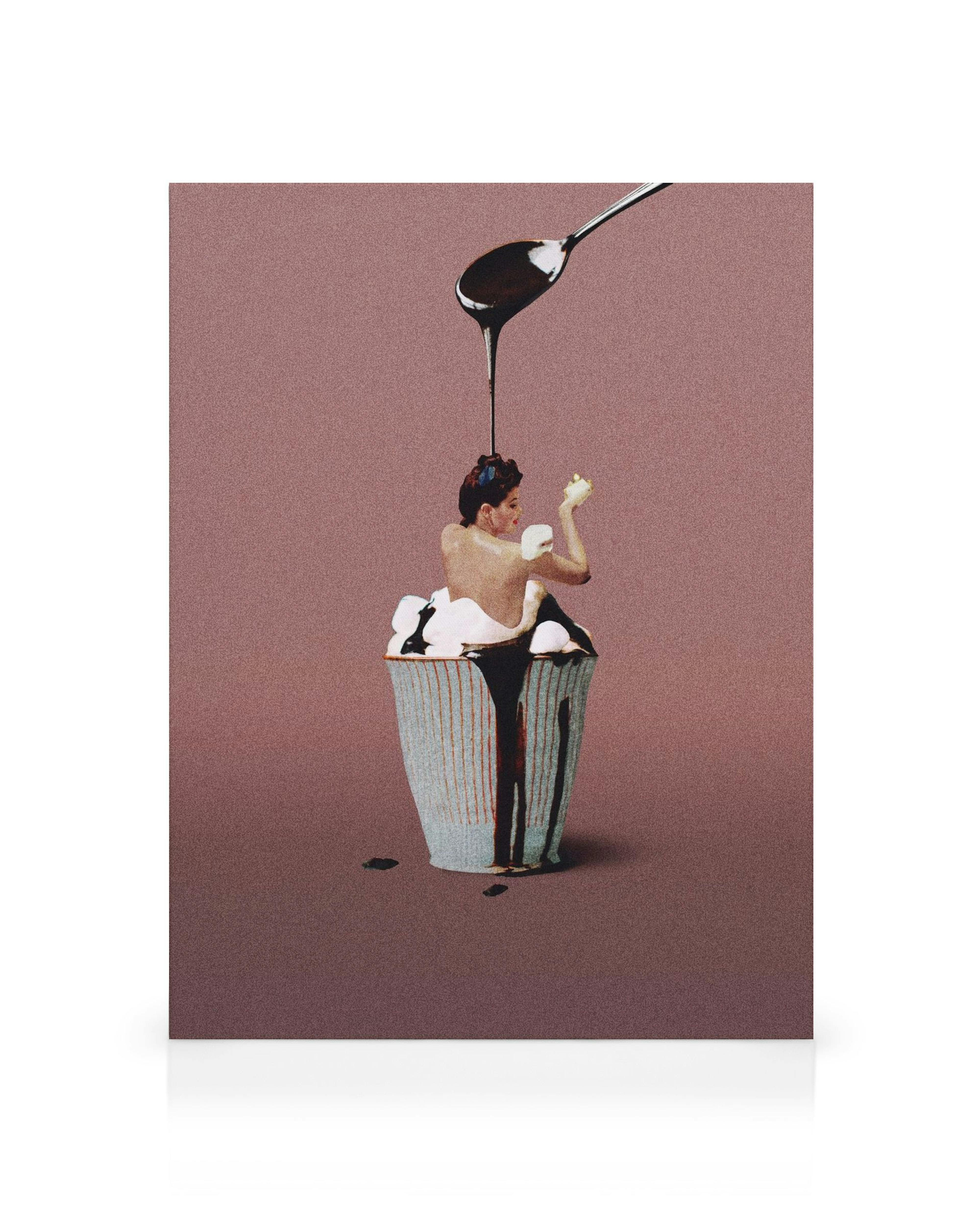 Collage vintage de mujer desnuda bañándose en un cupcake con glaseado y chocolate, tonos rosa, morado, marrón.