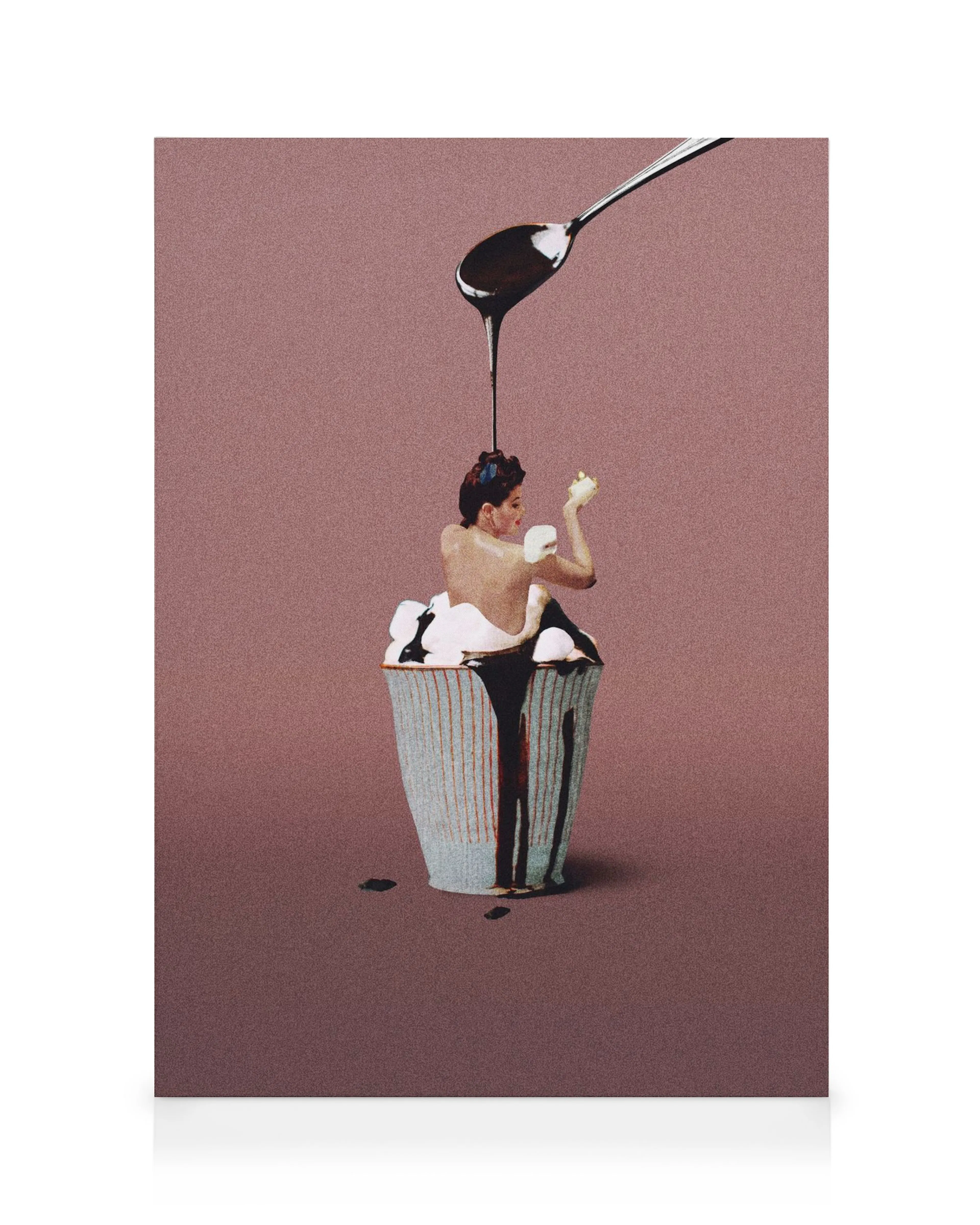 Surrealistisk canvastavla av en person i en muffinsform med smält choklad från en sked, i bruna, grå, lila och rosa nyanser.