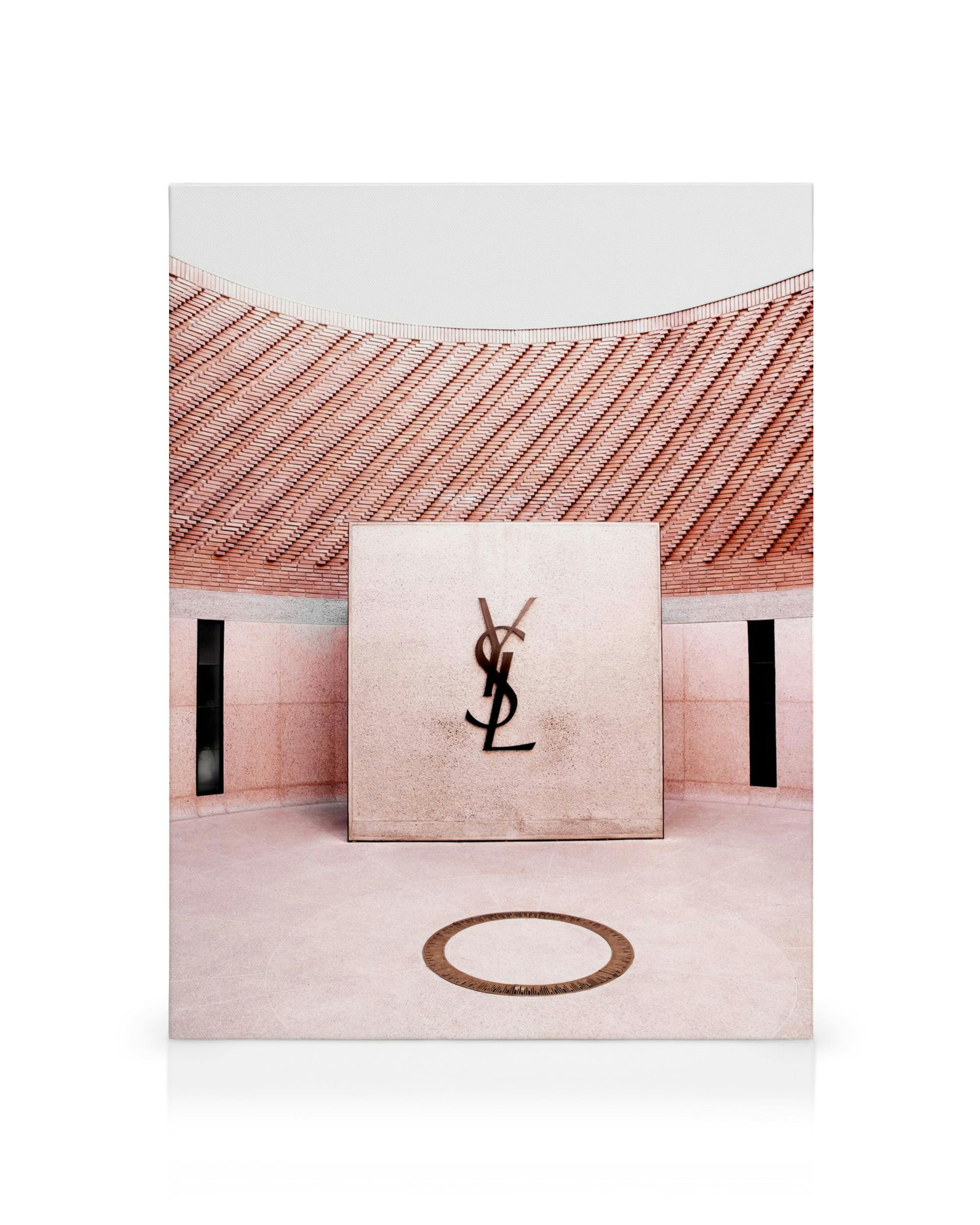 Plátno YSL Fashion Museum. Růžový kamenný exteriér muzea s logem YSL, oranžová tašková fasáda.