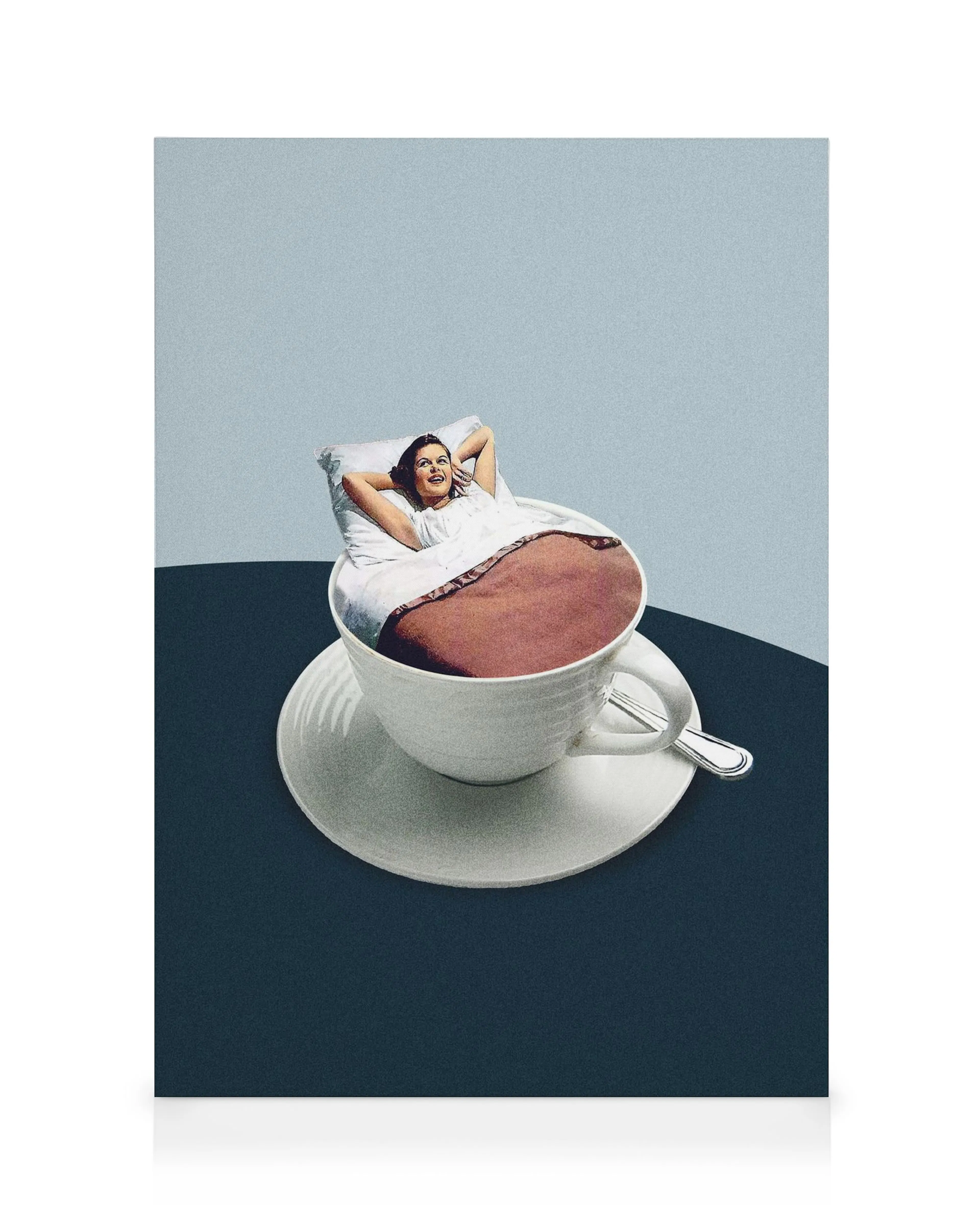 Surrealistyczny plakat: kobieta leżąca w białej filiżance kawy na szarym tle, grafika do sypialni